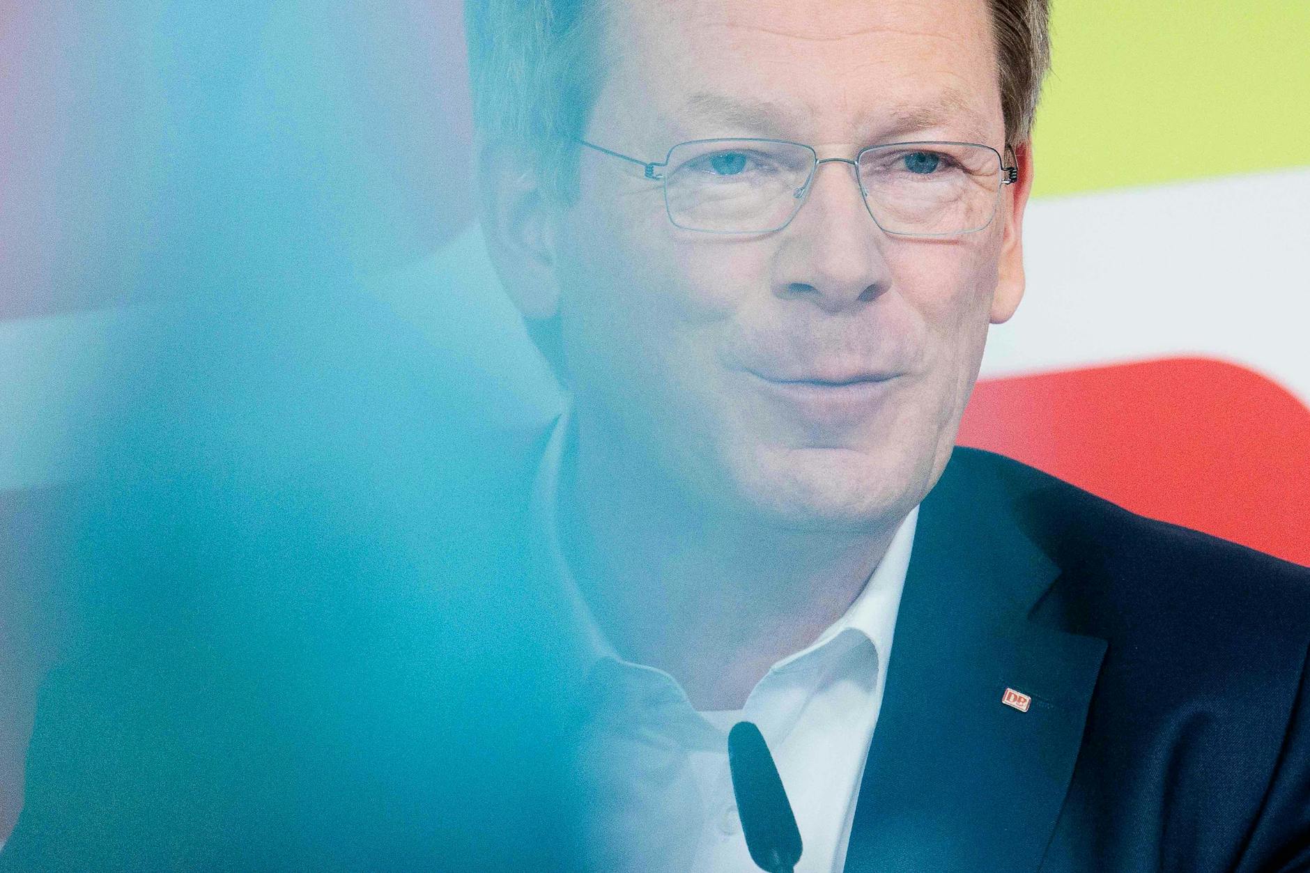 Richard Lutz, Vorsitzender des Vorstandes der Deutschen Bahn AG, spricht auf der Pressekonferenz.