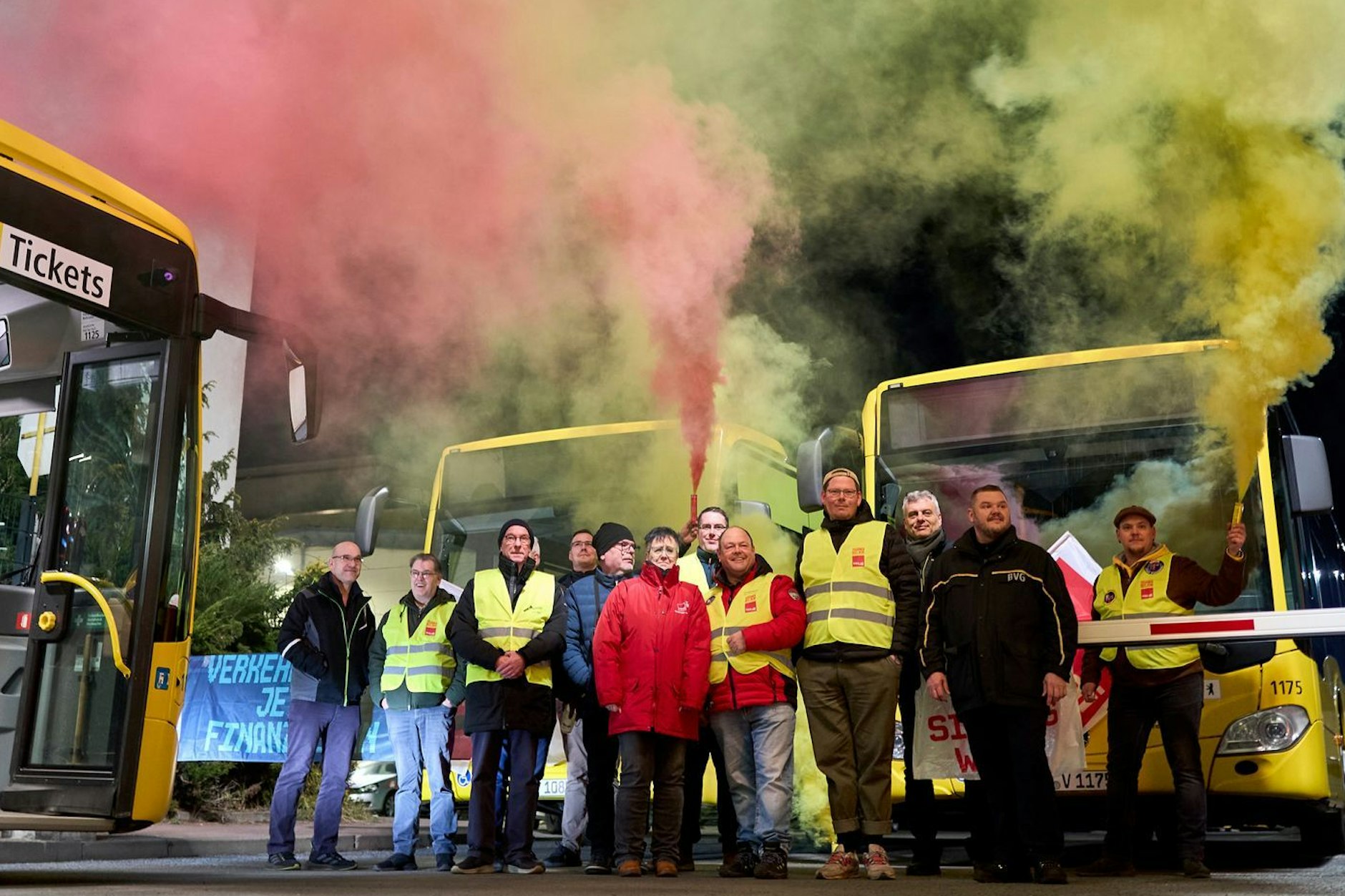 Warnstreik im Nahverkehr. Ist ein Ende in Sicht? Bodo Ramelow und Matthias Platzeck haben zugesagt, den Tarifkonflikt bei den Berliner Verkehrsbetrieben (BVG) zu schlichten.