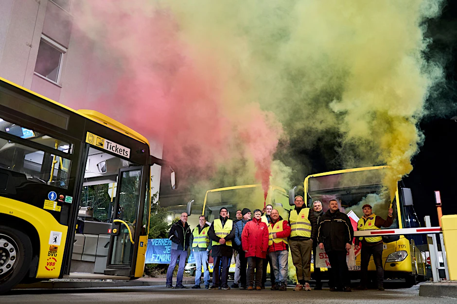 Warnstreik im Nahverkehr. Ist ein Ende in Sicht? Bodo Ramelow und Matthias Platzeck haben zugesagt, den Tarifkonflikt bei den Berliner Verkehrsbetrieben (BVG) zu schlichten.