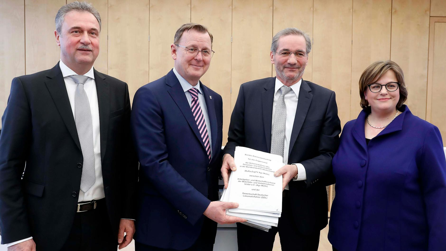 Matthias Platzeck und Bodo Ramelow , als sie 2017 erfolgreich den Streit zwischen Lokführer-Gewerkschaft und Bahn schlichteten. Links: der damalige GDL-Chef Claus Weselsky, rechts Sigrid Heudorf von der Bahn.