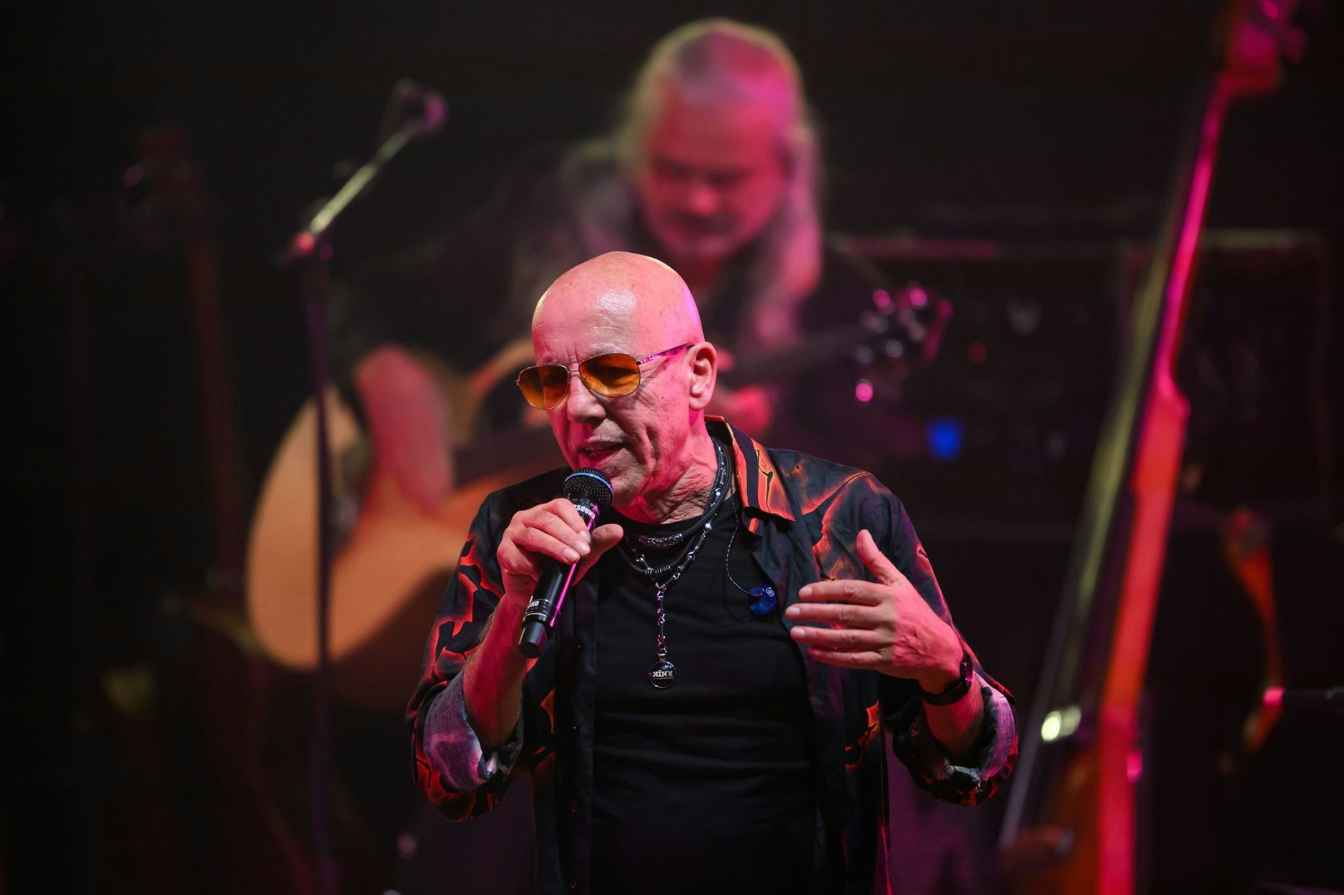 Toni Krahl bei einem Konzert mit Silly. Hinter ihm steht Bass-Mann Jäcki Reznicek.