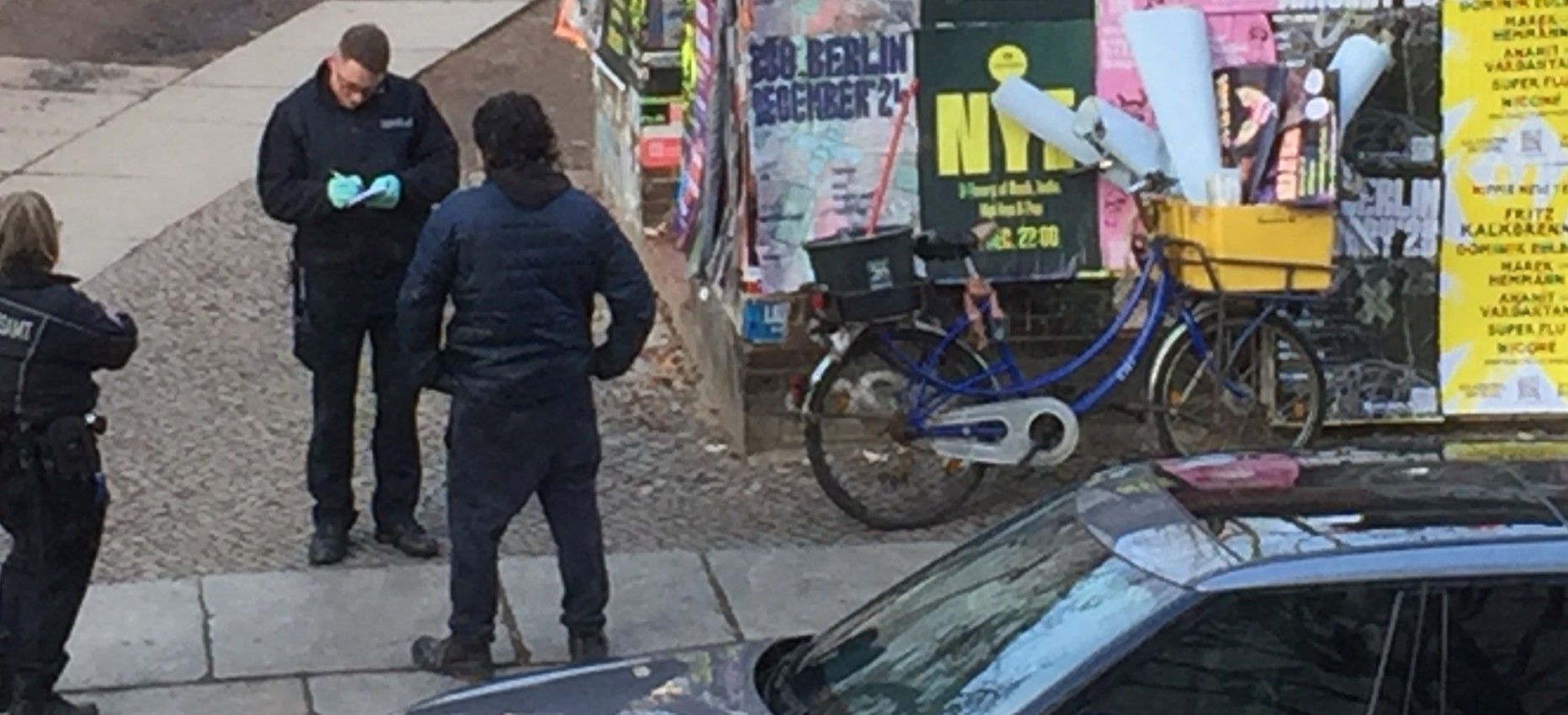 Hier schnappt das Ordnungsamt einen Wildplakatierer – auf frischer Tat!