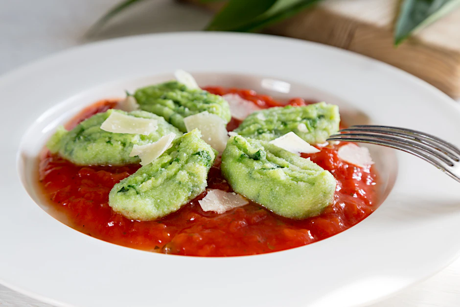 Auch mit Tomate schmecken die Bärlauch-Gnocchi himmlisch.