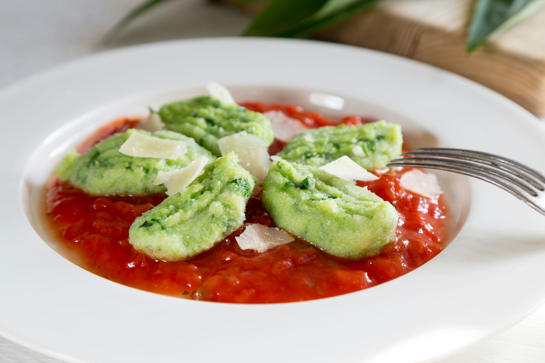 Auch mit Tomate schmecken die Bärlauch-Gnocchi himmlisch.