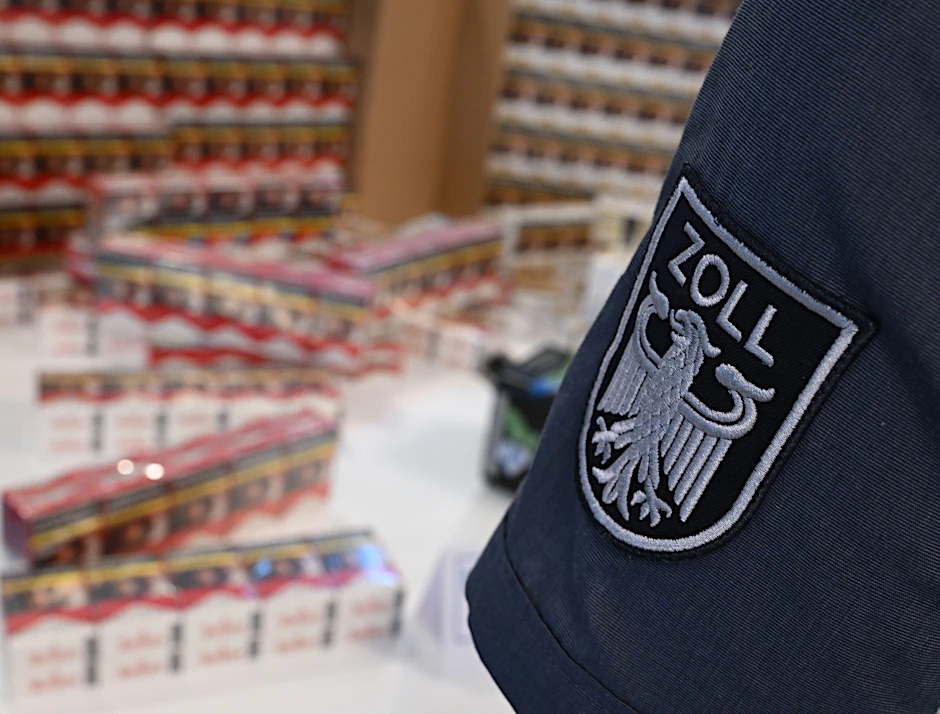 Gefälschte und unversteuerte Zigaretten werden auf der Jahres-Pressekonferenz von Hauptzollamt und Zollfahndungsamt in Frankfurt am Main vorgestellt.