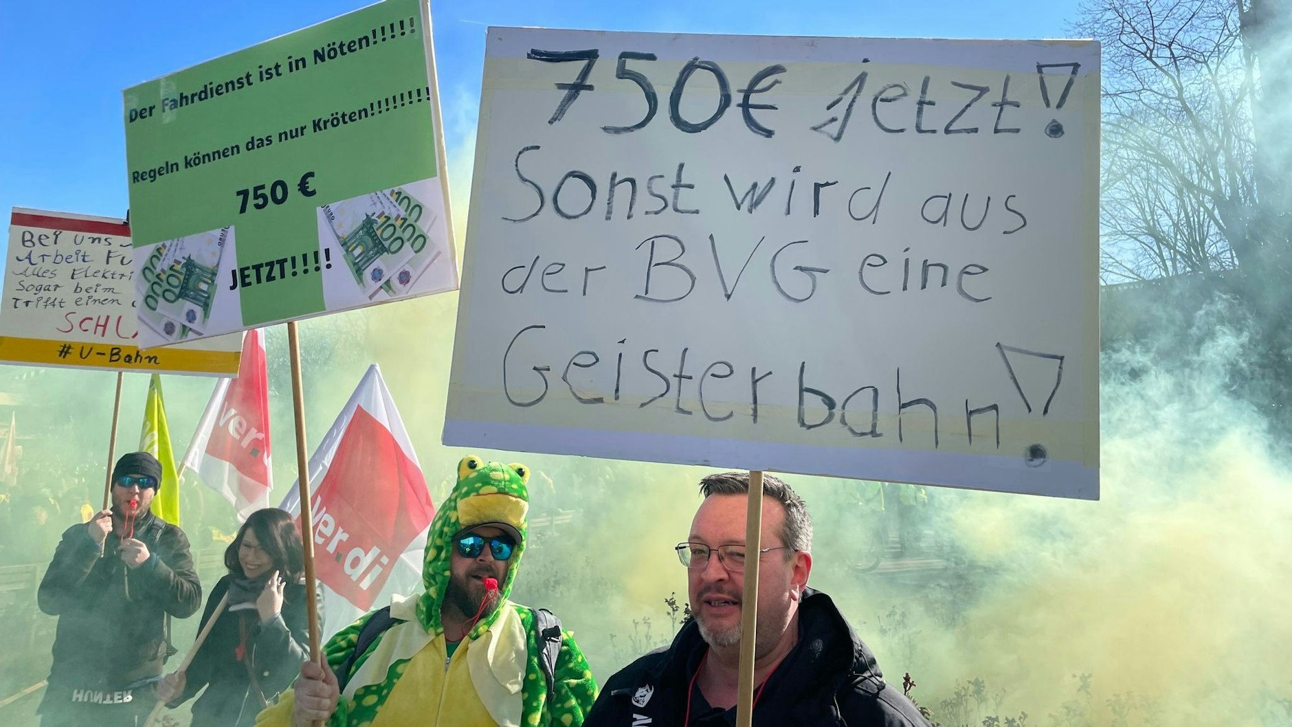 Mit Plakaten demonstrieren Beschäftigte der BVG vor dem Roten Rathaus in Berlin.