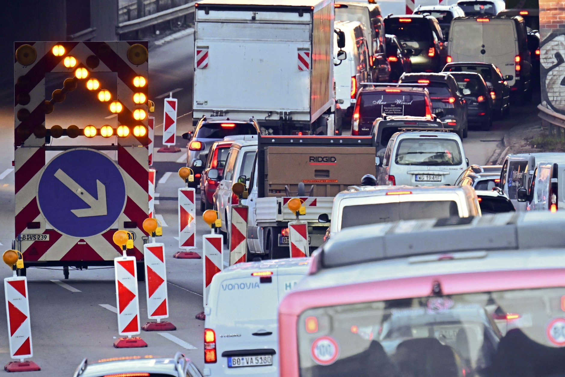 Autos stehen auf der A100 in Richtung der gesperrten Brücke an der Messe im Stau.