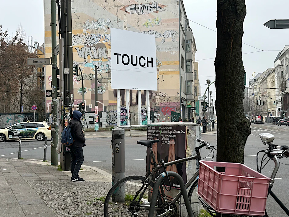 Friedrichstraße/Ecke Torstraße: Was führt Yoko Ono hier im Schilde?