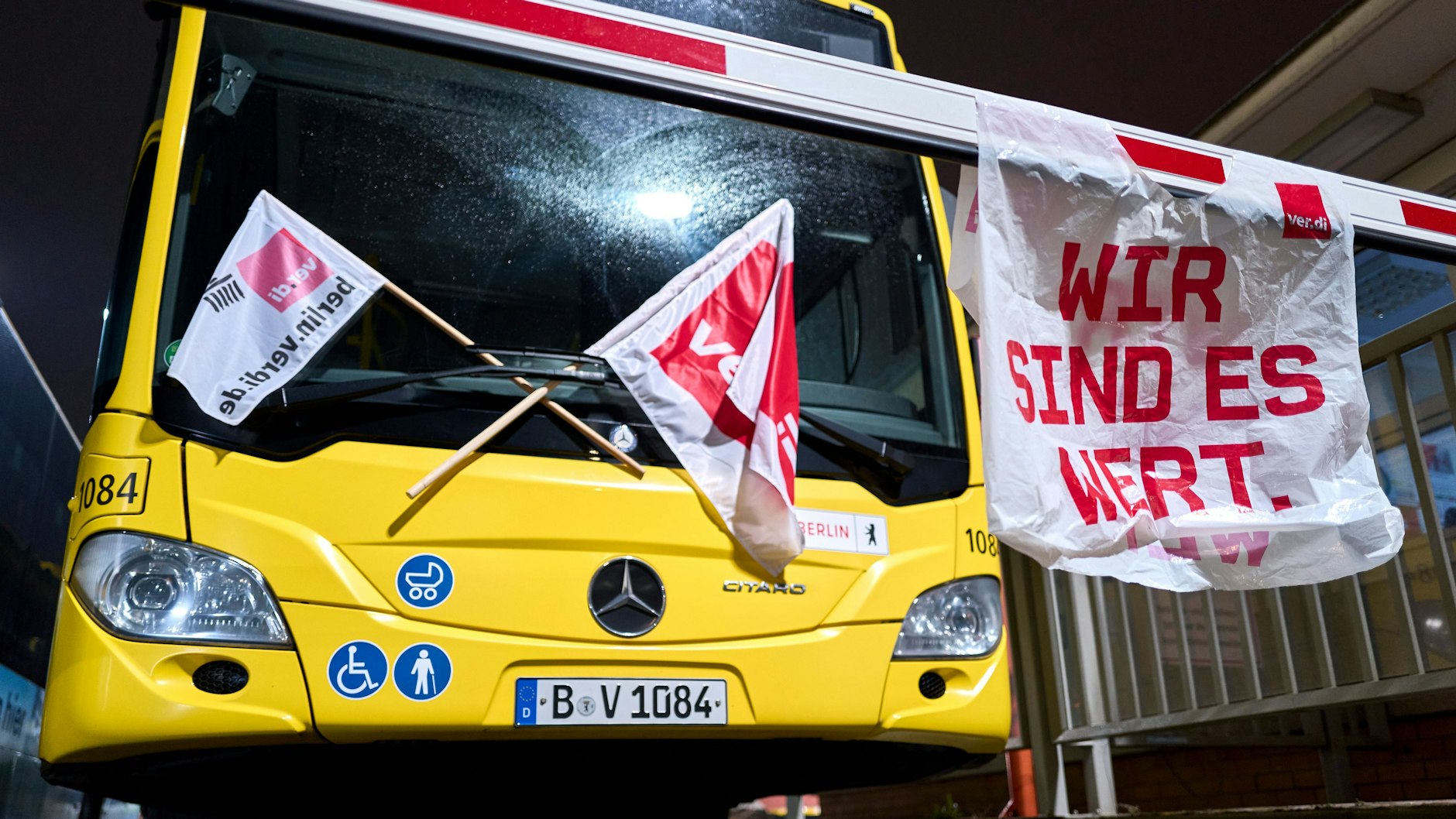Der Streik bei der BVG sorgt für Diskussionen: Die einen kritisieren, dass ganz Berlin in Geiselhaft genommen wird. Doch die Mitarbeiter der BVG verteidigen ihren Arbeitskampf.