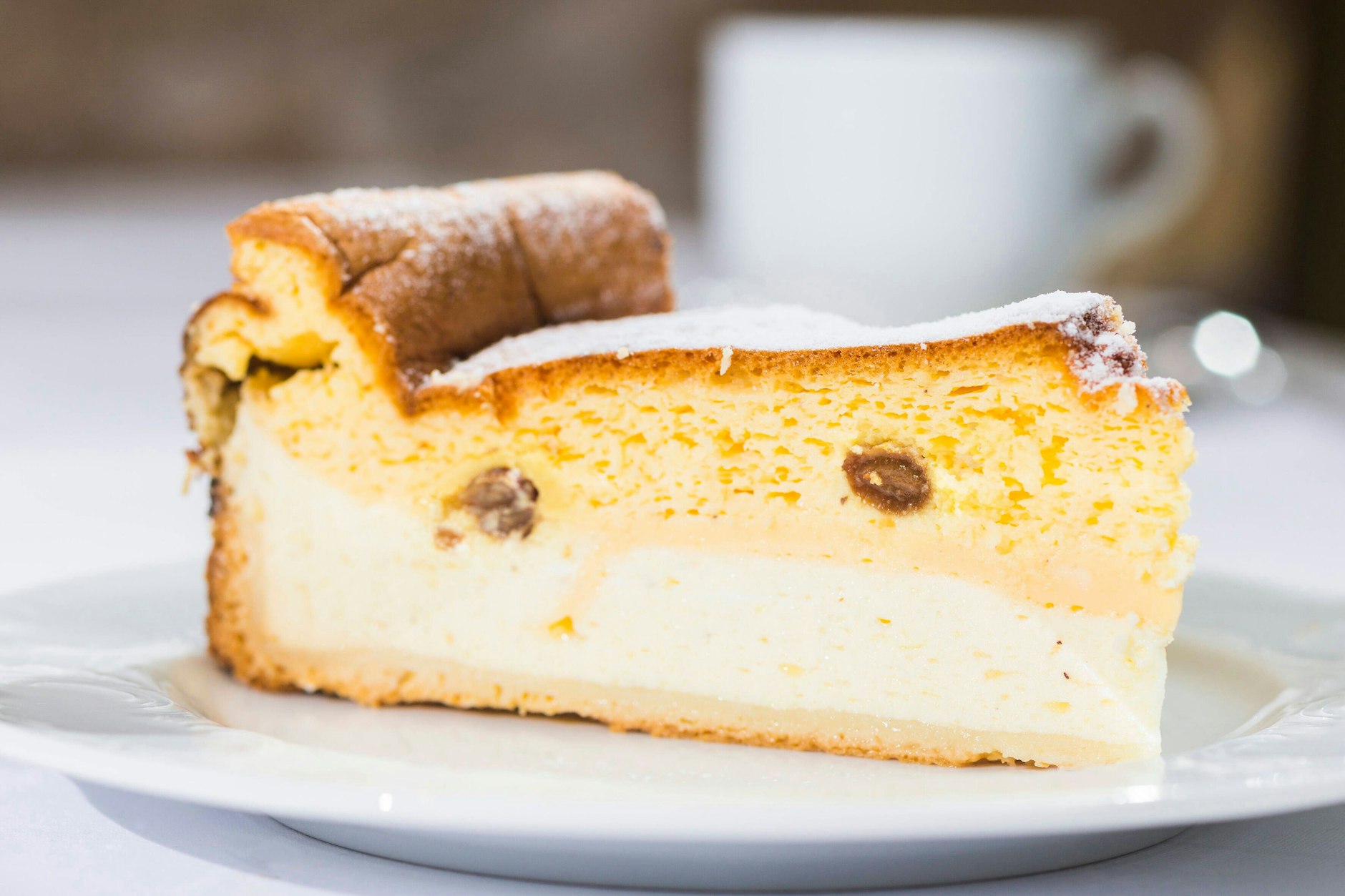 Die Dresdner Eierschecke ist eine traditionelle sächsische Spezialität und wird in Sachsen stilecht mit einer Tasse Bohnenkaffee auf Meissner Porzellan genossen.