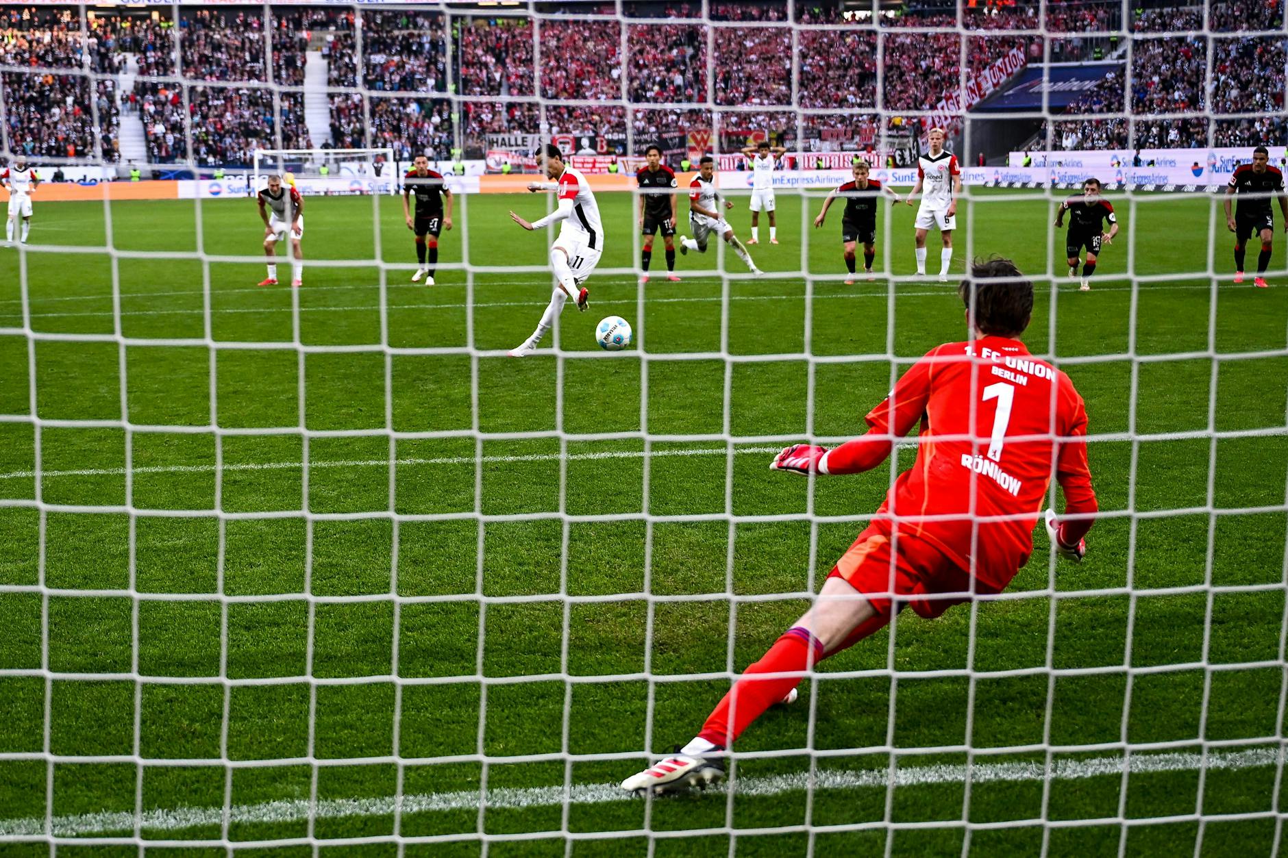 Frederik Rönnow hält vor drei Wochen beim Spiel in Frankfurt den Elfmeter von Hugo Ekitiké.