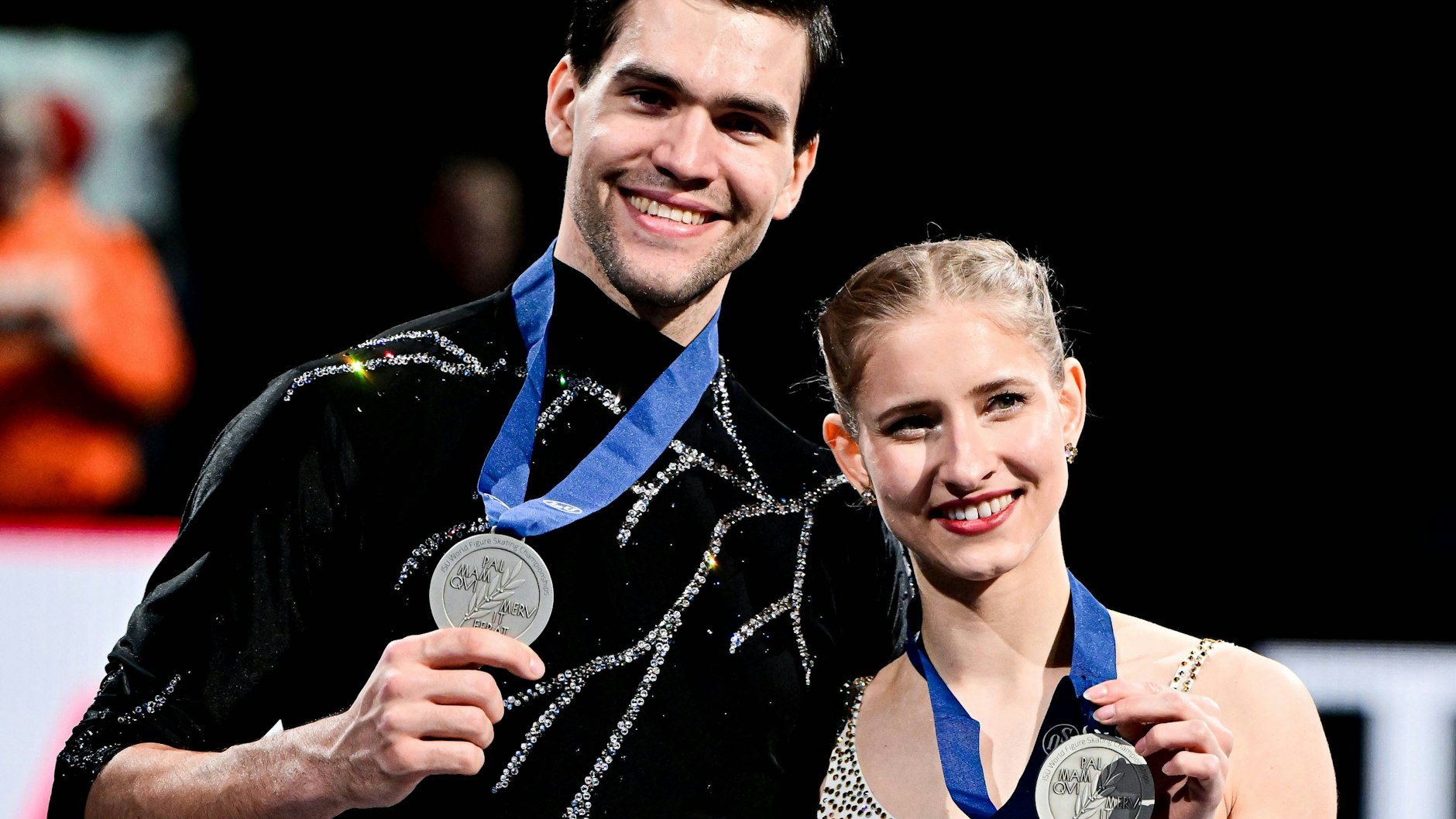 Minerva Hase und Nikita Wolodin strahlen mit WM- Silber um die Wette.