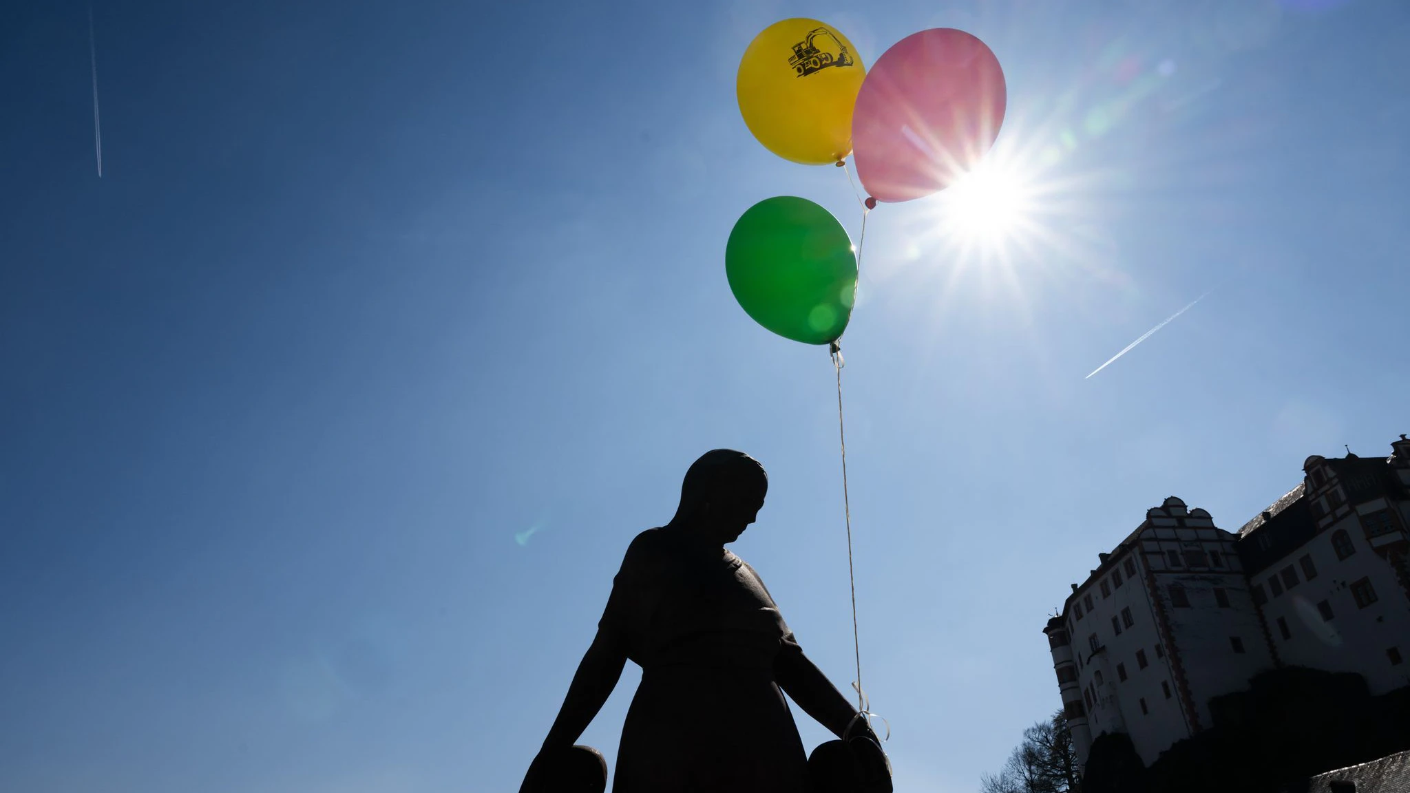 Bunte Luftballons hängen bei der Suche nach dem vermissten sechsjährigen Jungen Pawlos auf einer Lahnbrücke. Mit den Ballons soll der vermisste Sechsjährige angelockt werden. 