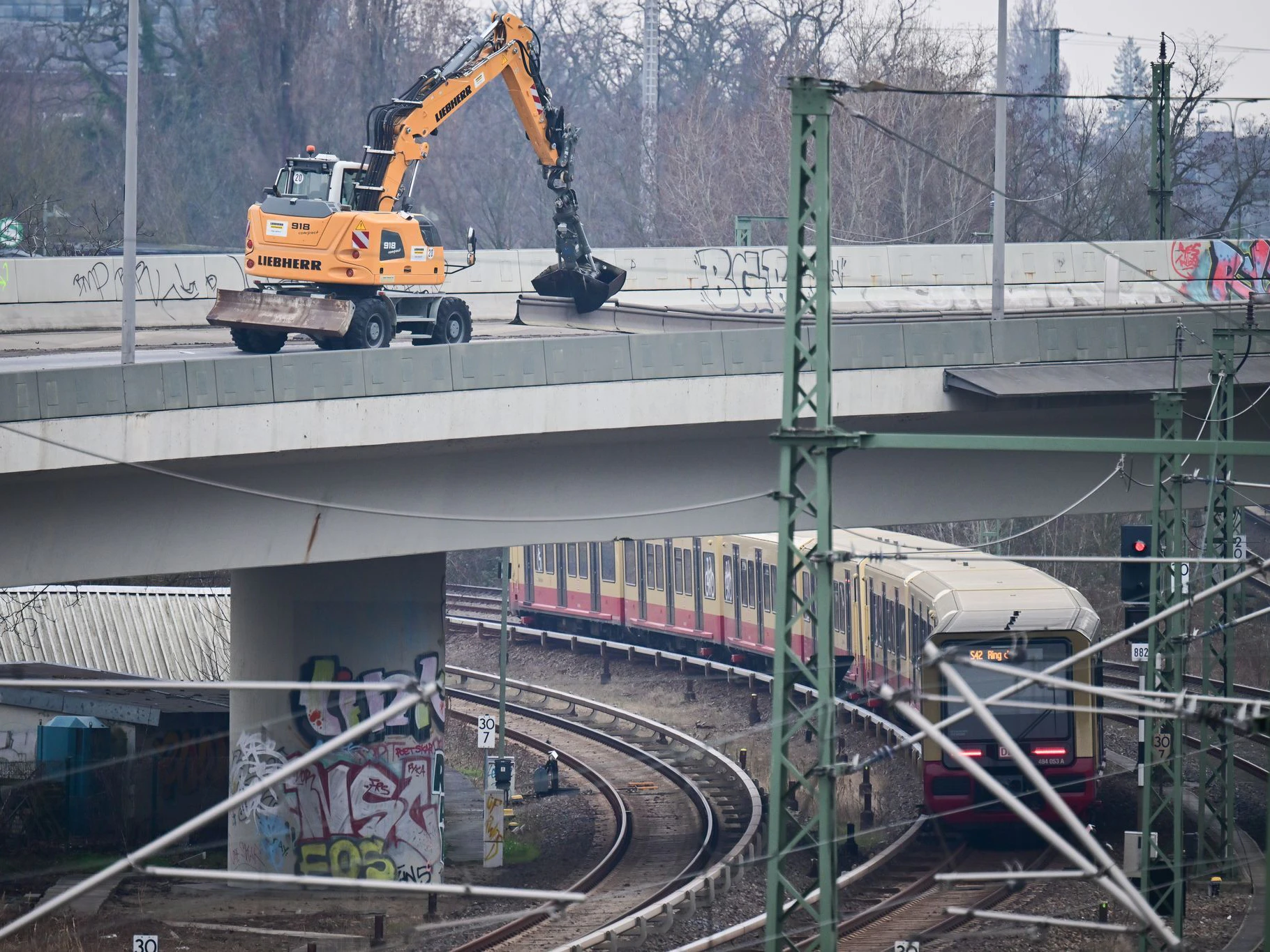 Die marode Autobahnbrücke der A100 ist aufgrund eines sich ausbreitenden Risses gesperrt.