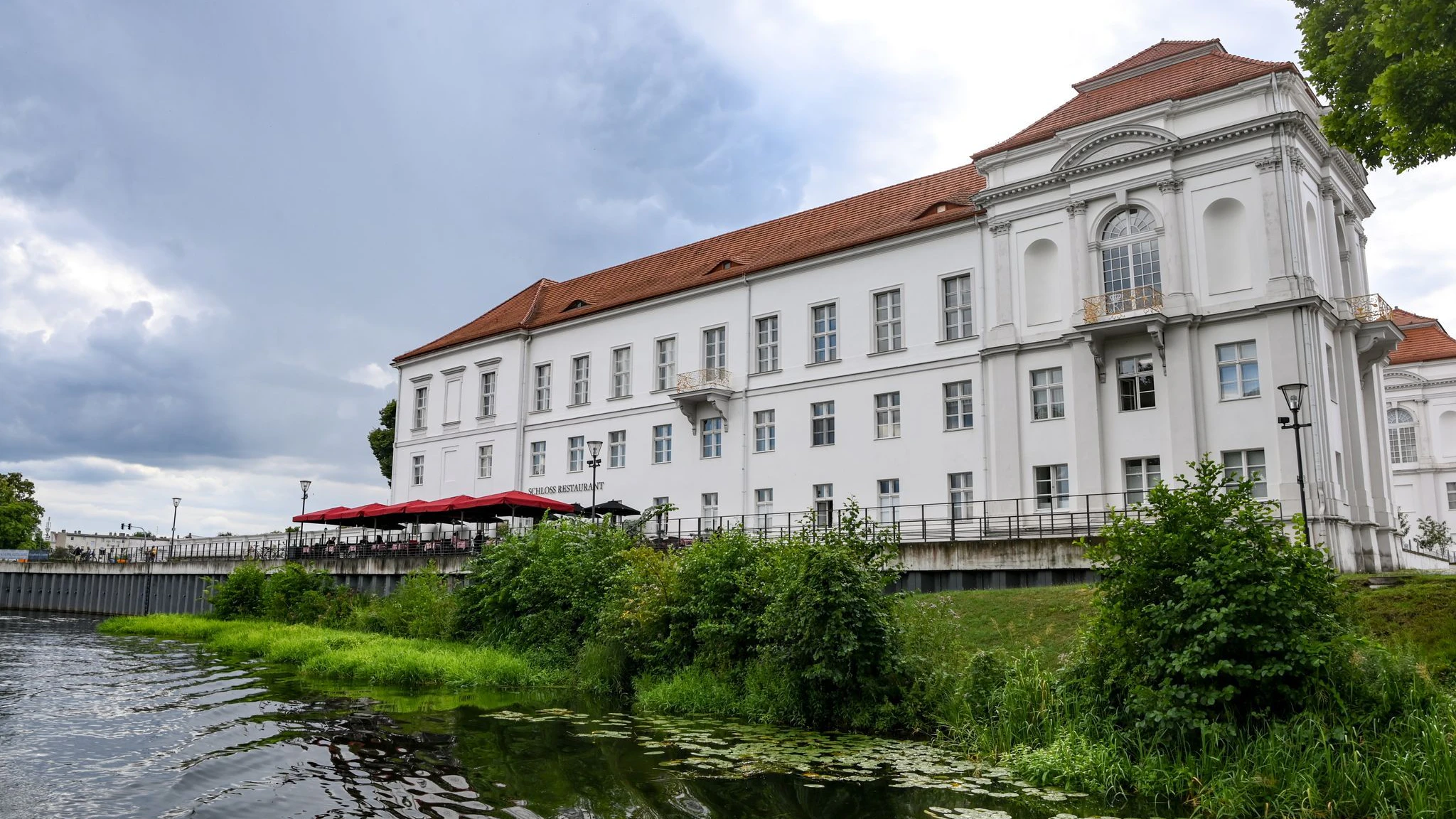 Das Schloss Oranienburg ist vor einem dunklen Himmel zu sehen. In dem Barockbau befinden sich das Schlossmuseum, das Kreismuseum Oberhavel sowie die Stadtverwaltung.