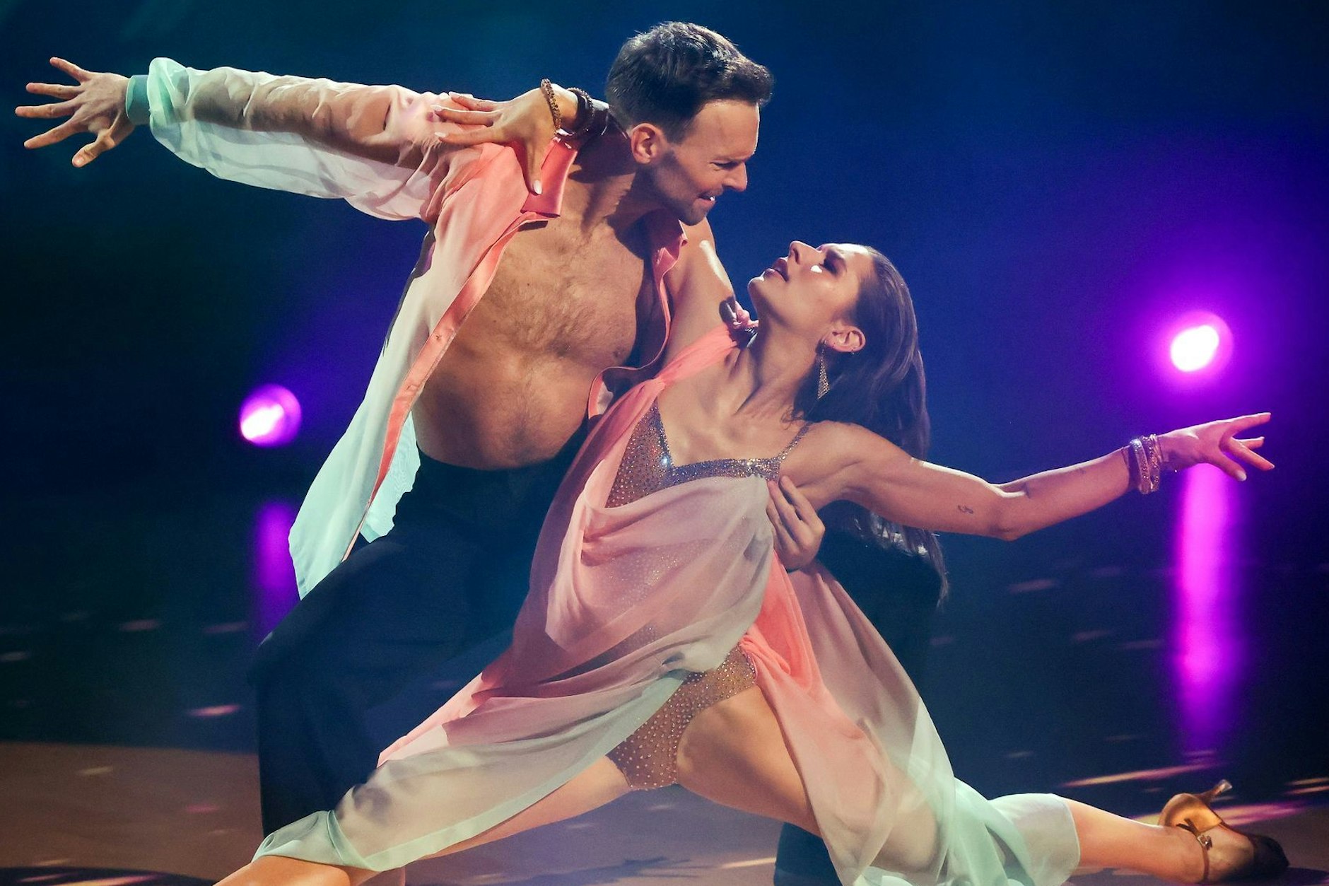 Jana Wosnitza mit Profitänzer Vadim Garbuzov bei „Let's Dance“. Die Bild hat jetzt enthüllt, was in den Verträgen der Stars steht.