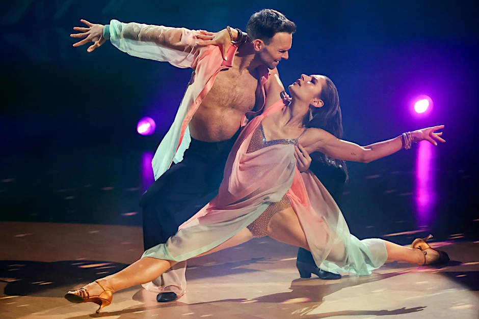Jana Wosnitza mit Profitänzer Vadim Garbuzov bei „Let's Dance“. Die Bild hat jetzt enthüllt, was in den Verträgen der Stars steht.