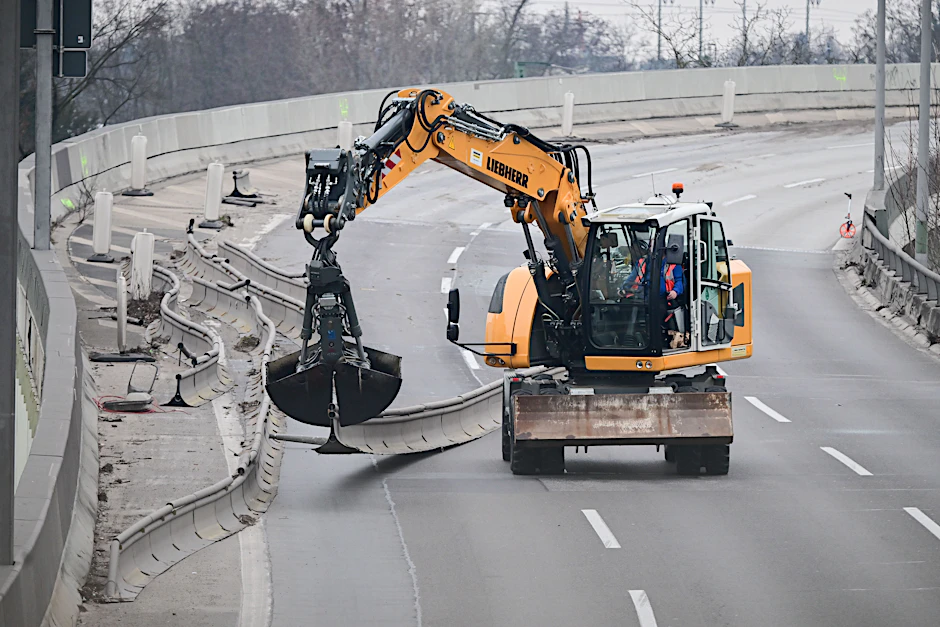 Schock für die Kleingärtner unterhalb der A100-Brücke: Am Freitag kam es hier zu einem Einsatz, weil die Brücke angeblich einsturzgefährdet sei.