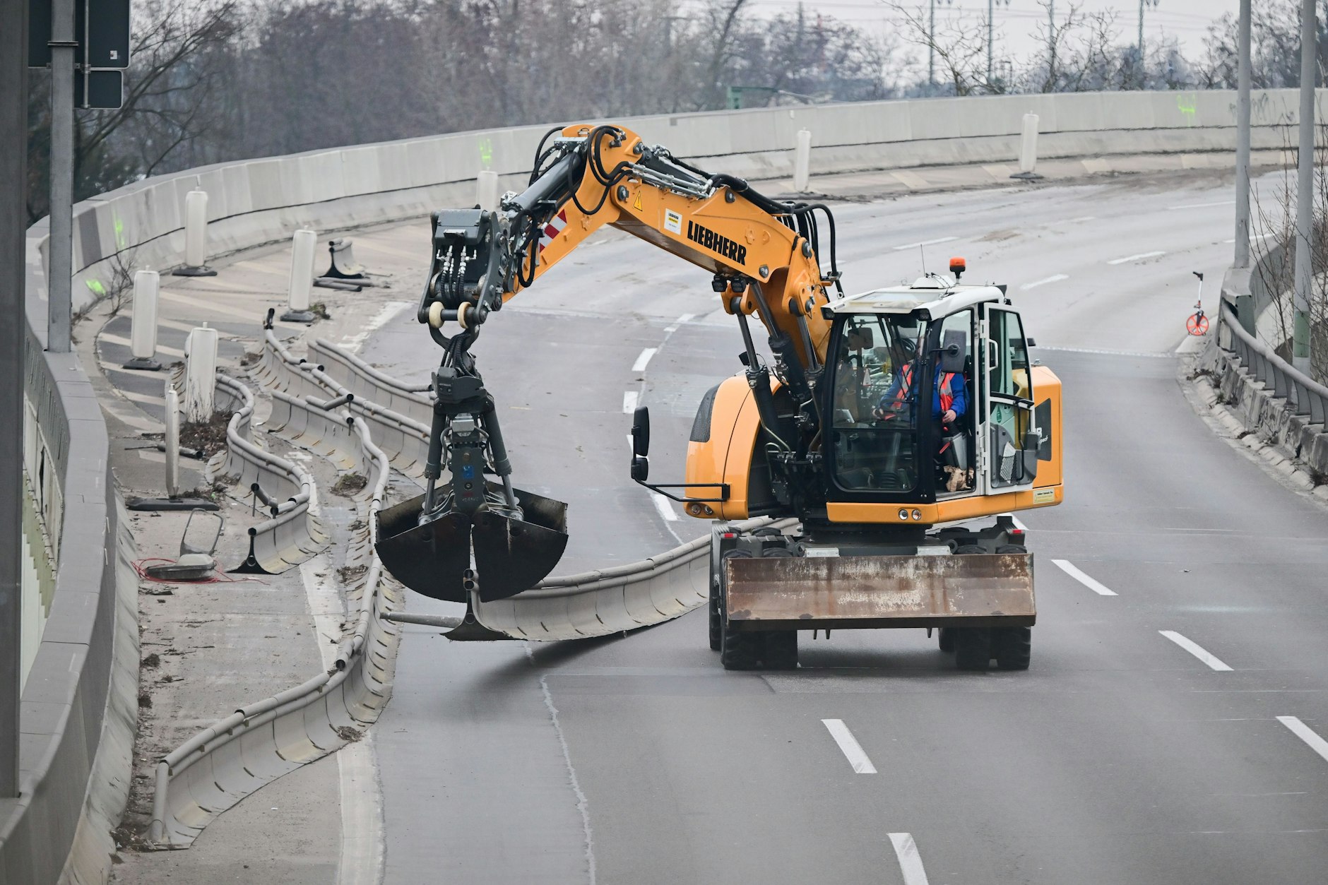 Schock für die Kleingärtner unterhalb der A100-Brücke: Am Freitag kam es hier zu einem Einsatz, weil die Brücke angeblich einsturzgefährdet sei.