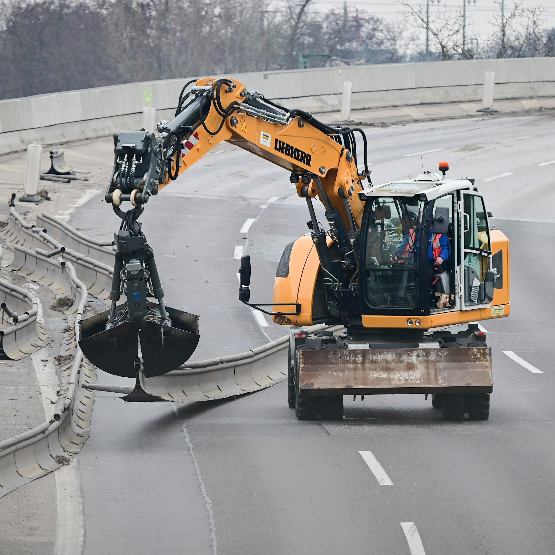 UPDATE! Großeinsatz an A100-Brücke: Jetzt gibt es Entwarnung!