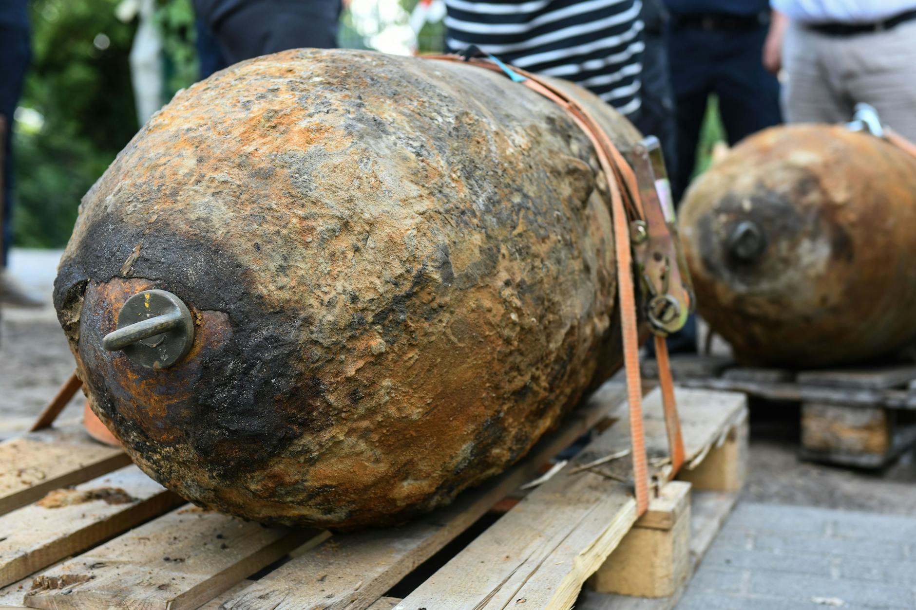 Blindgänger amerikanischer Bauart wogen jeweils 500 Kilogramm. Diese Exemplare wurden am Treidelweg bei der Kampfmittelsuche in sechs Metern Tiefe gefunden.