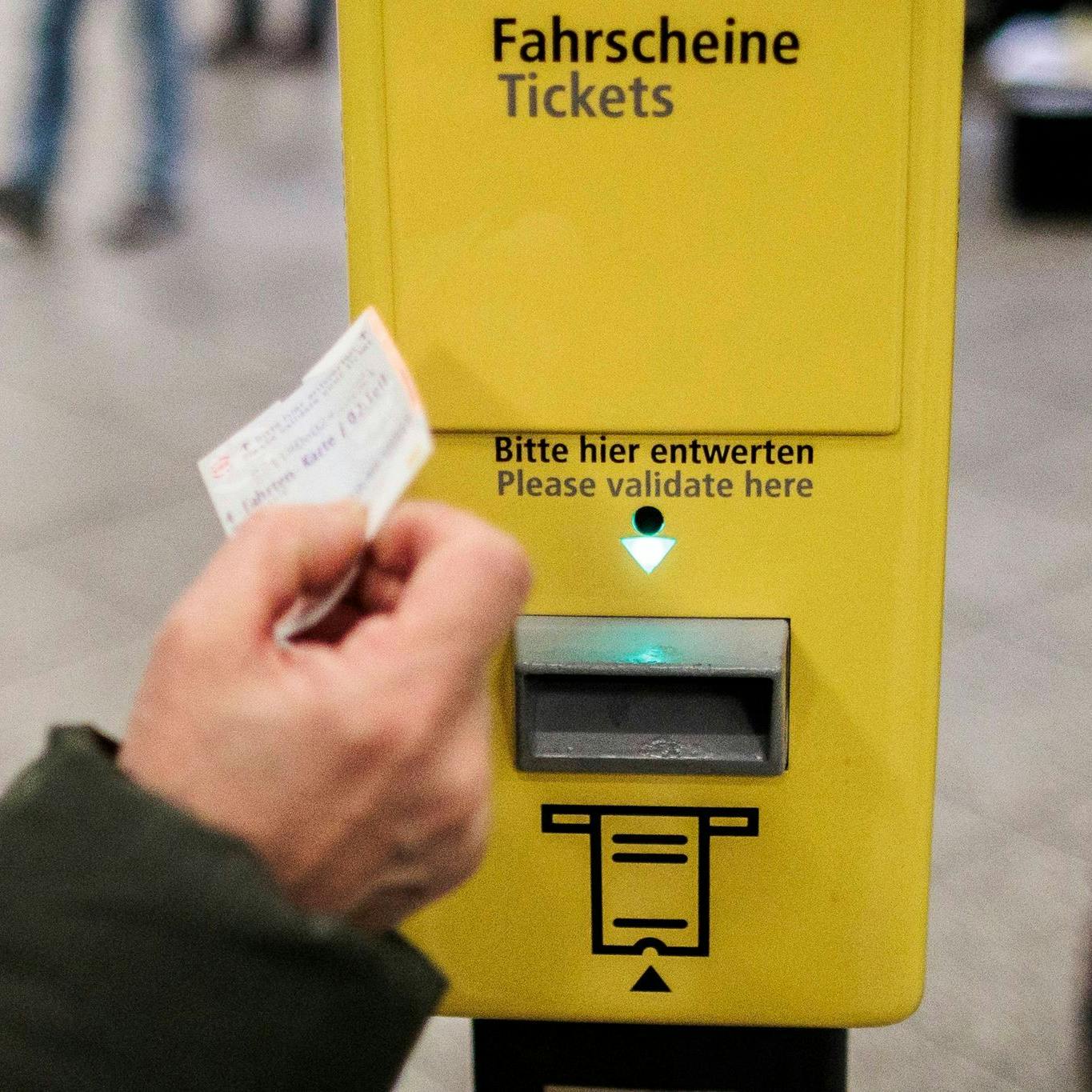 Für Einzelfahrscheine müssen Öffi-Nutzer in Berlin richtig tief in die Tasche greifen.