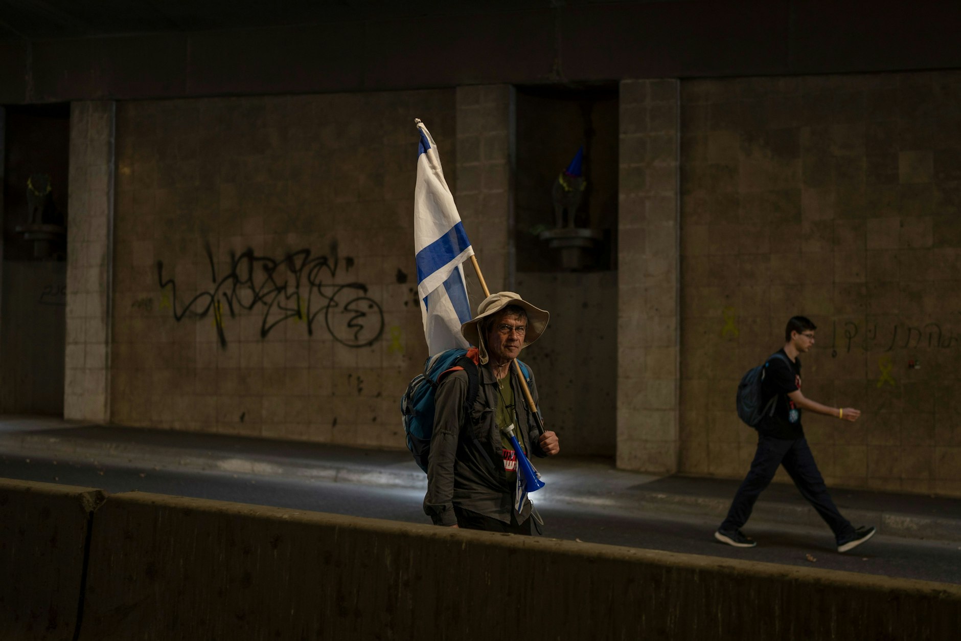 25.03., Tel Aviv: Ein Mann nimmt an Protesten gegen Pläne Netanjahus teil, den Chef des Schin Bet zu entlassen, die Angriffe auf den Gazastreifen wieder aufzunehmen und Ben Gvir ins Kabinett zurückzuholen.