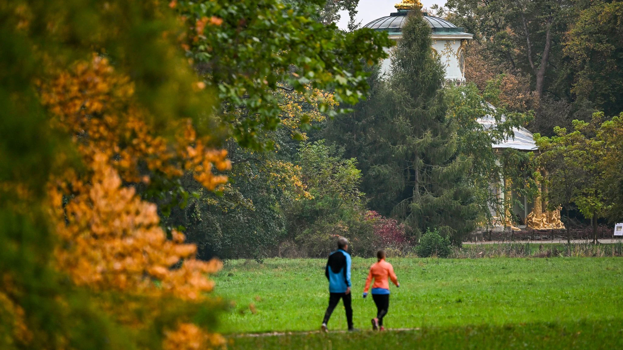 Spaziergänger lieben die weitläufigen Parkanlagen&nbsp; etwa vor dem Chinesischen Teehaus im Potsdamer Park Sanssouci.