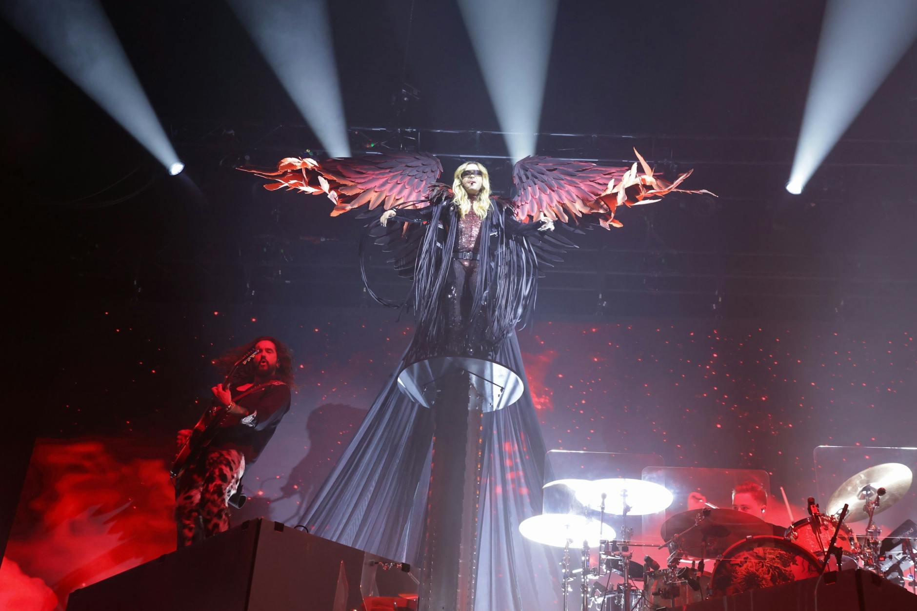 Bill Kaulitz in voller Pracht: Mit schwarzem Glitzerensemble und gigantischen Engelsflügeln eröffnet er die Show – ein wahrhaft himmlischer Auftritt!