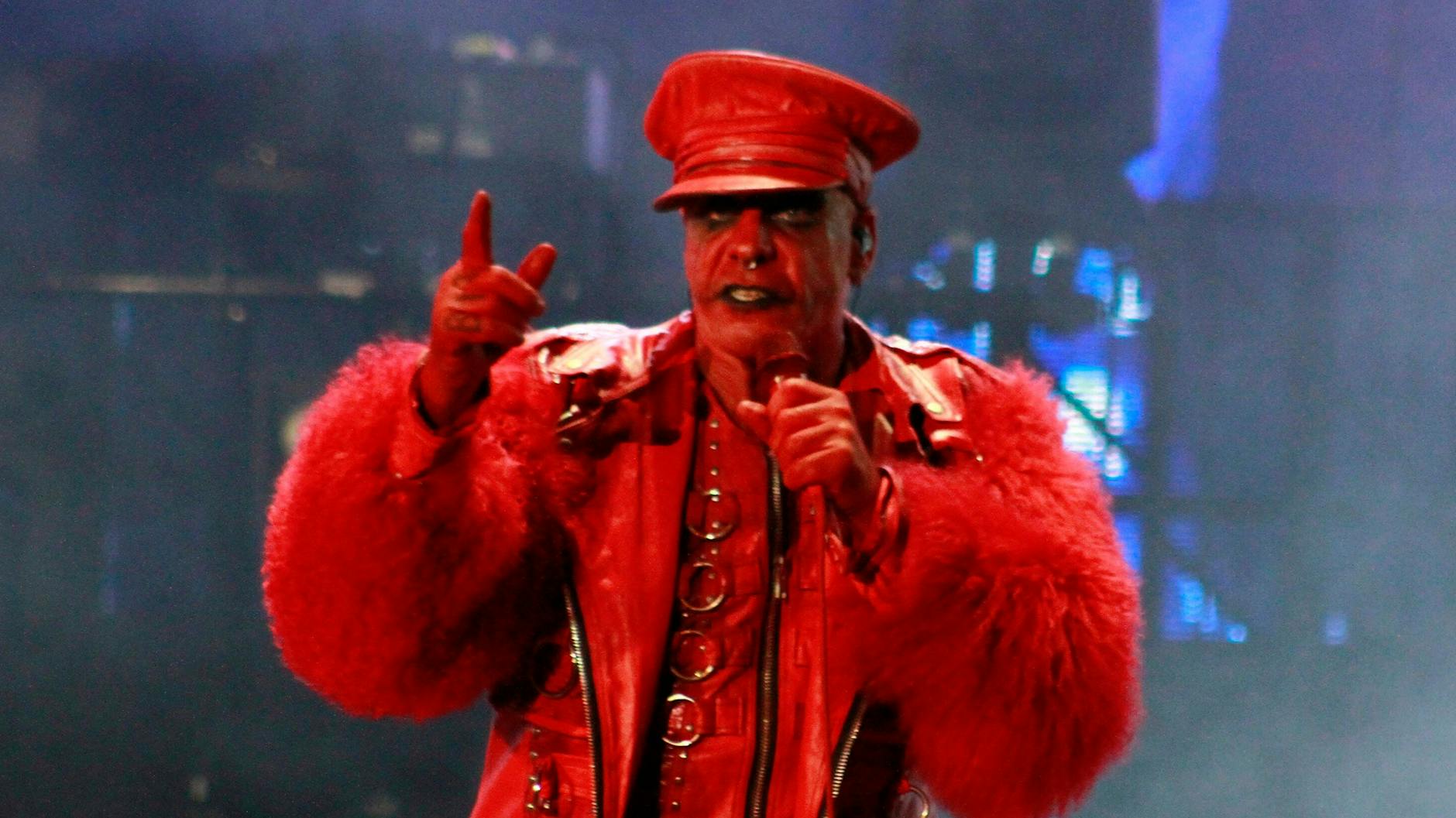 Till Lindemann von Rammstein bei einem seiner Solo-Auftritte. Auch beim Metal Air soll er im Juni auf der Bühne stehen.