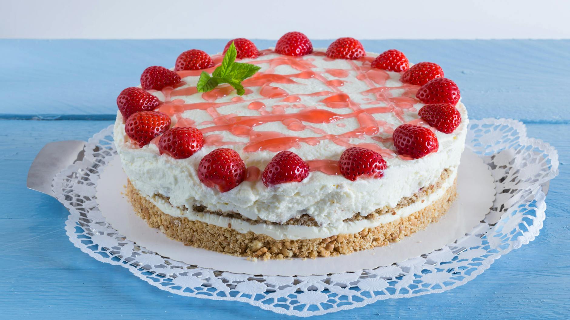Backen Sie doch am Wochenende mal eine Paradiestorte nach DDR-Rezept! Wie Sie die leckere und frische Torte verzieren, ist dabei Ihnen überlassen.