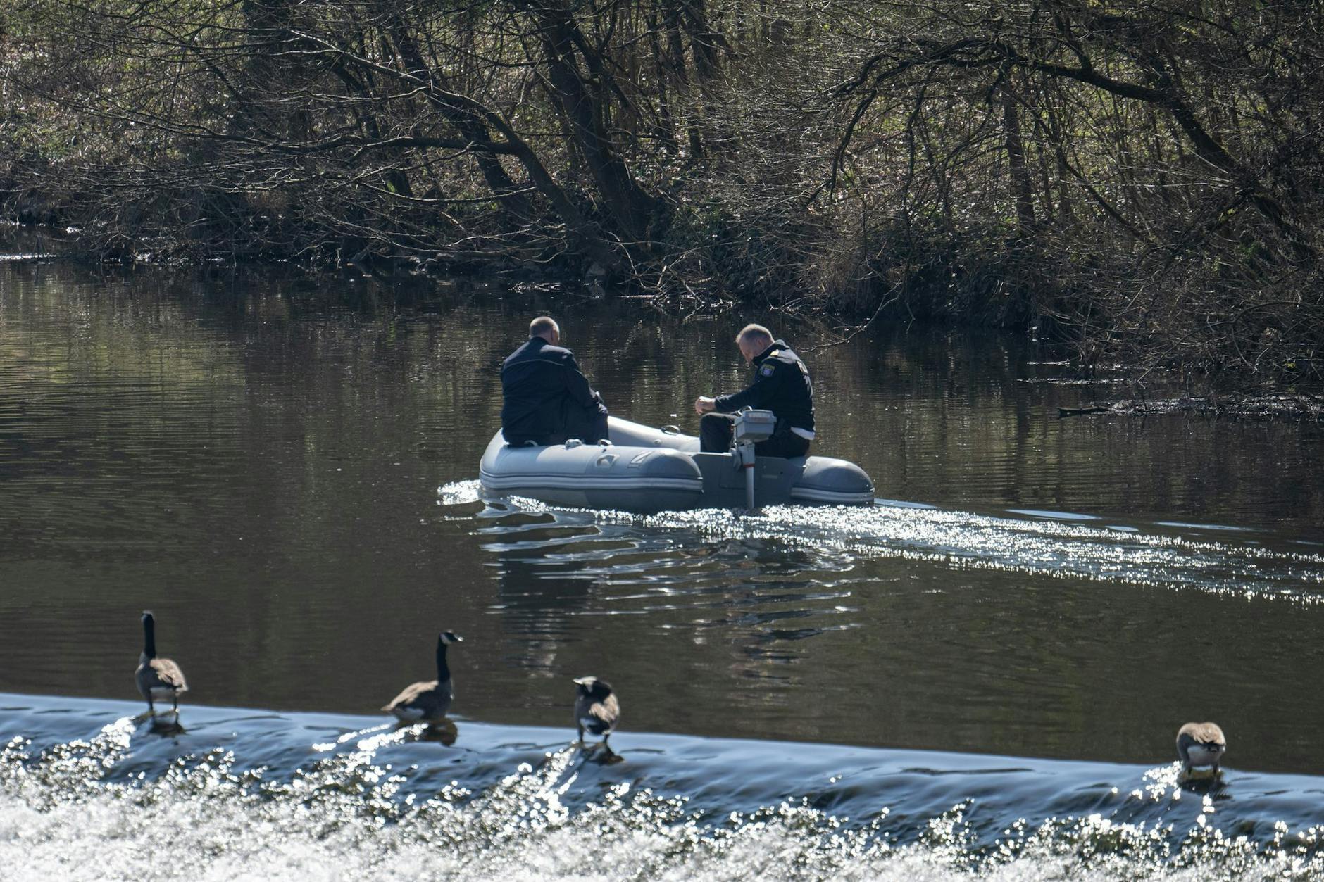 Von einem Schlauchboot aus suchen Polizisten bei der Suche nach dem vermissten sechsjährigen Jungen Pawlos die Lahn ab.
