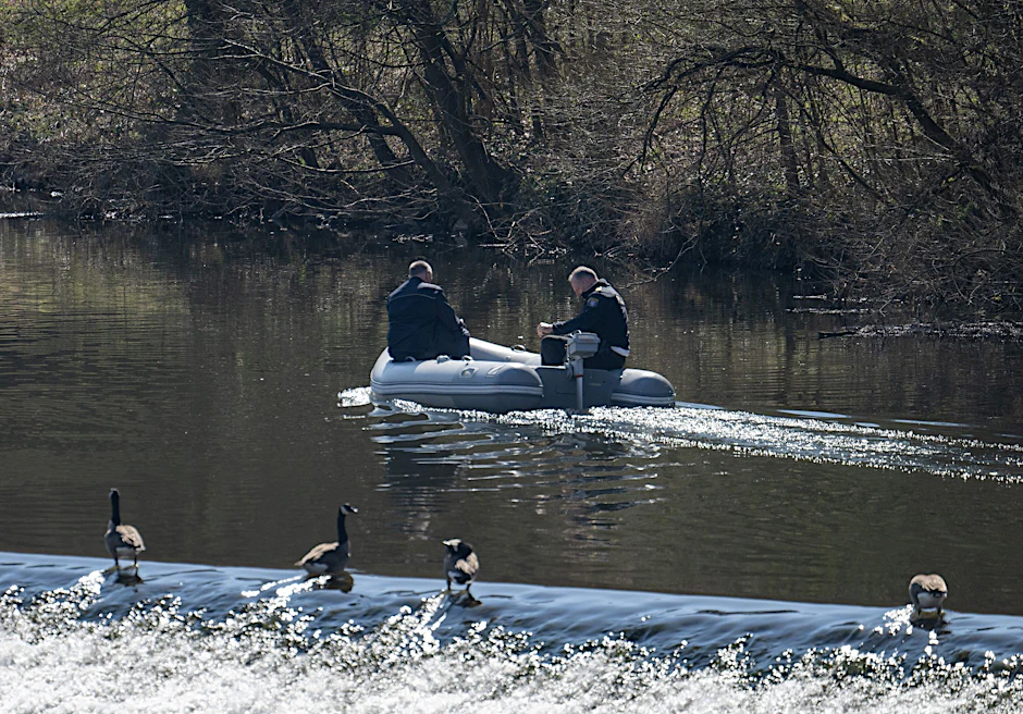 Von einem Schlauchboot aus suchen Polizisten bei der Suche nach dem vermissten sechsjährigen Jungen Pawlos die Lahn ab.