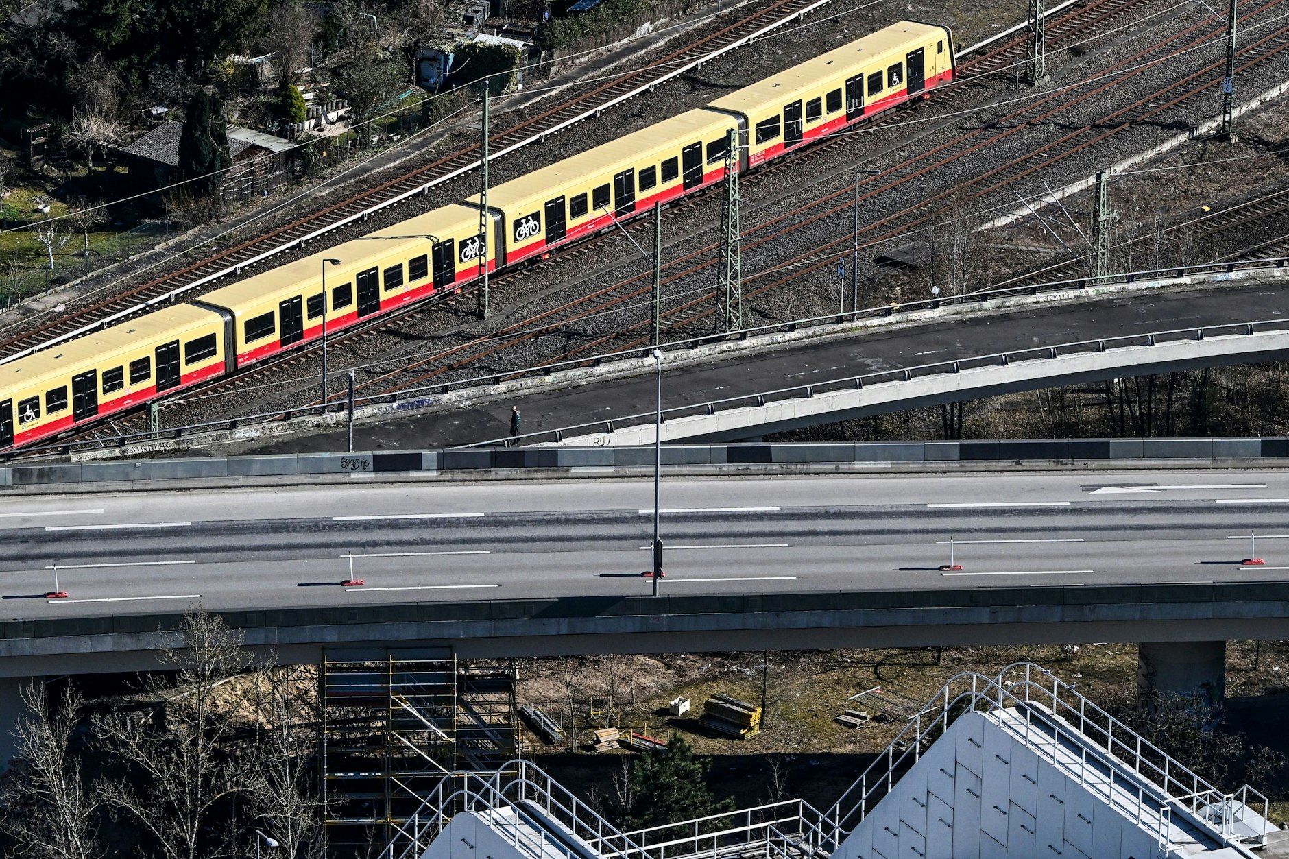 Ein Blick auf die gesperrte Autobahn A100, im Hintergrund fährt eine S-Bahn - jetzt nicht mehr.