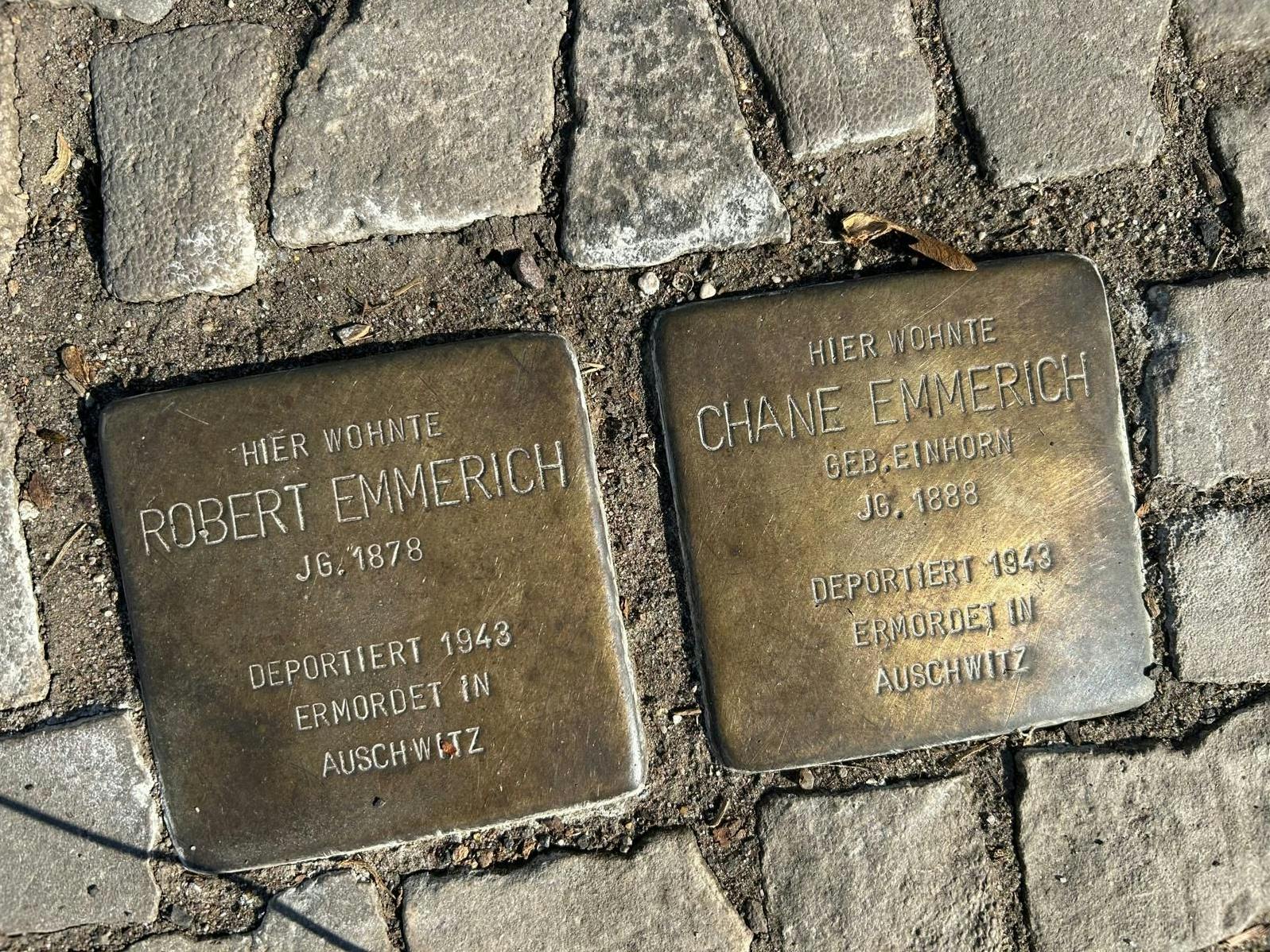 Ein Stück Geschichte: Neben der Grünanlage zwischen Marksburgstraße, Sangeallee und Lisztstraße in Karlshorst erinnern Stolpersteine an Robert und Chane Emmerich.