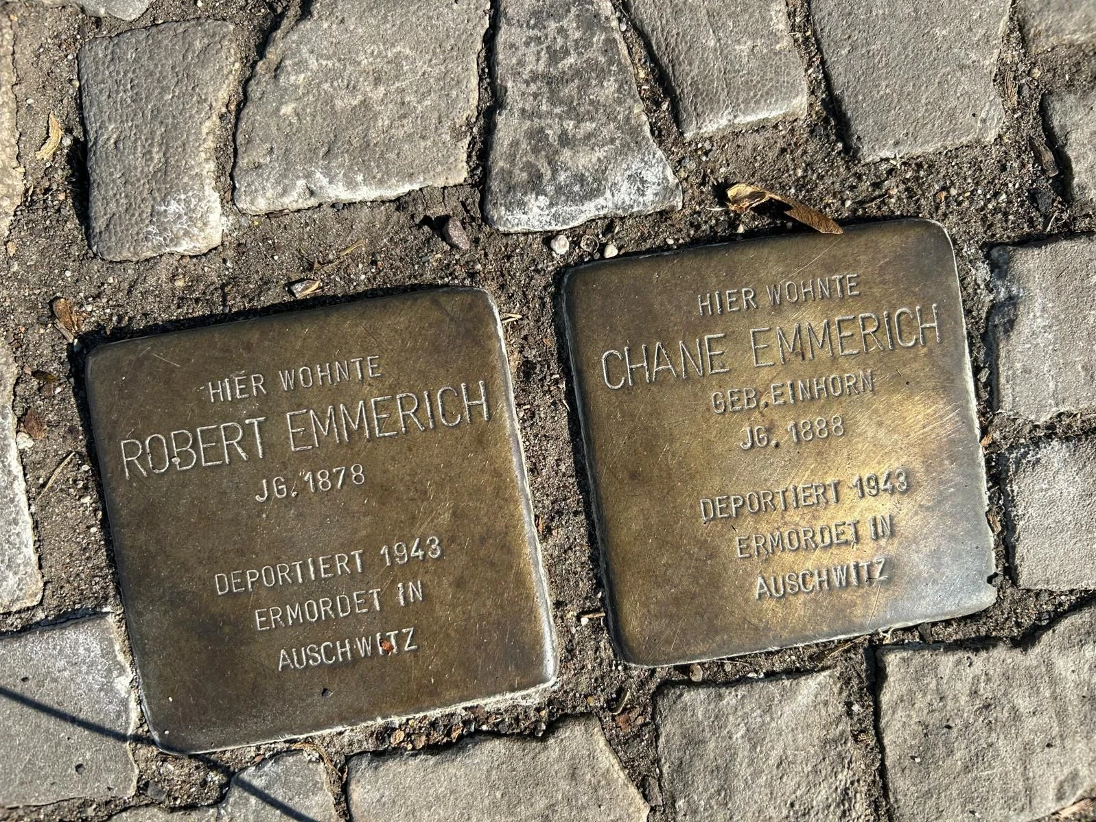 Ein Stück Geschichte: Neben der Grünanlage zwischen Marksburgstraße, Sangeallee und Lisztstraße in Karlshorst erinnern Stolpersteine an Robert und Chane Emmerich.