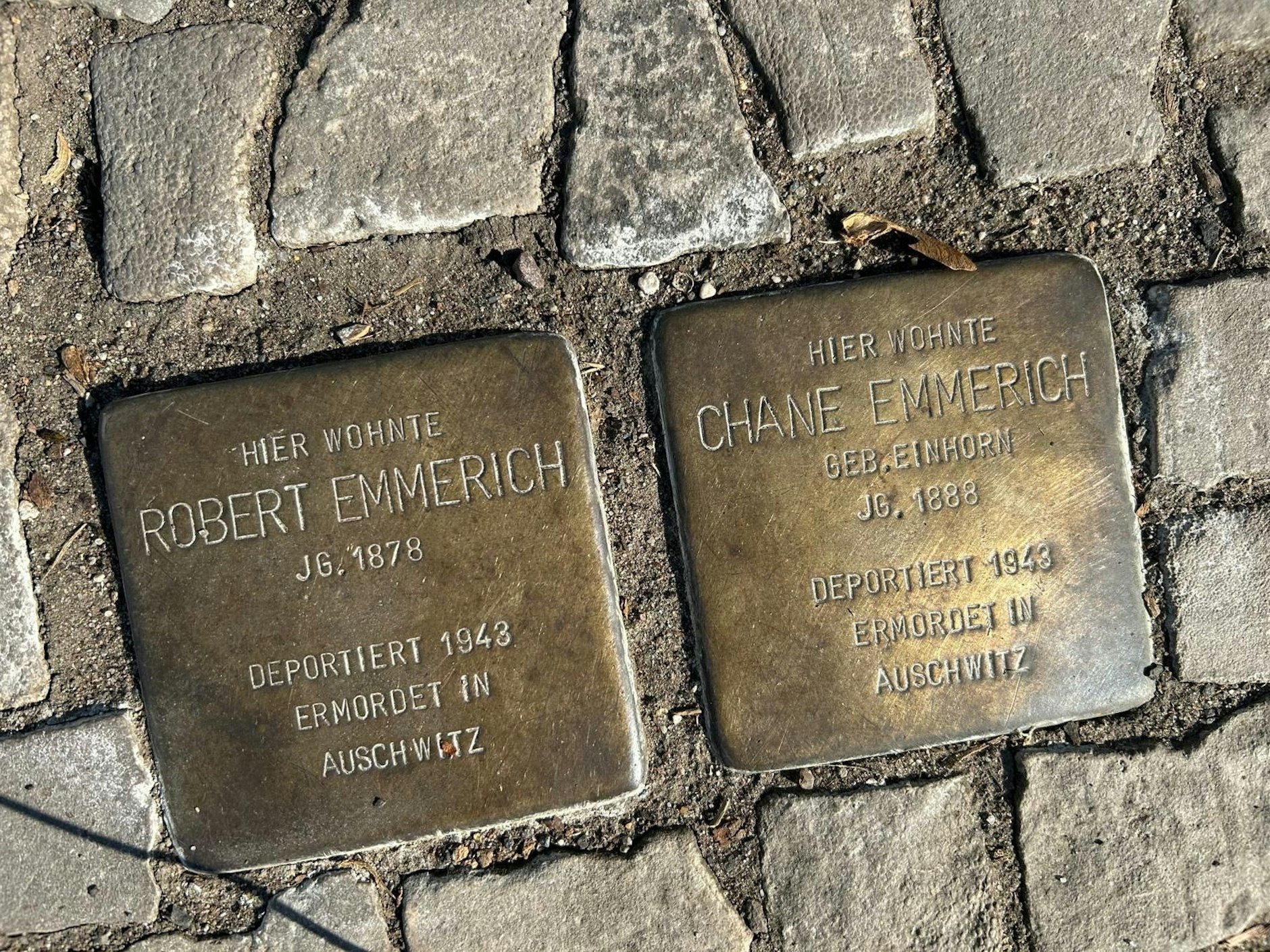 Ein Stück Geschichte: Neben der Grünanlage zwischen Marksburgstraße, Sangeallee und Lisztstraße in Karlshorst erinnern Stolpersteine an Robert und Chane Emmerich.