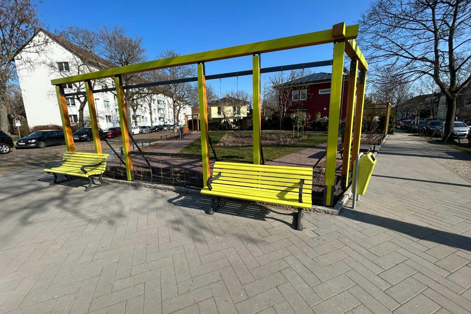 Einige Elemente der Grünanlage zwischen Marksburgstraße, Sangeallee und Lisztstraße in Karlshorst strahlen in Schwefelgelb. Über 100.000 Euro hat die Anlage gekostet.