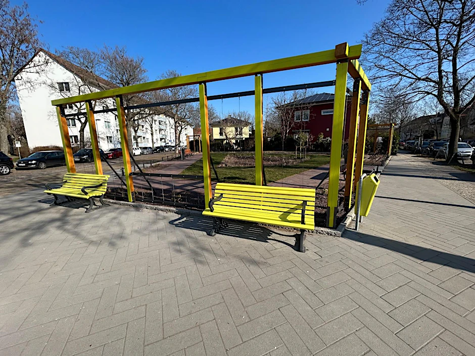 Einige Elemente der Grünanlage zwischen Marksburgstraße, Sangeallee und Lisztstraße in Karlshorst strahlen in Schwefelgelb. Über 100.000 Euro hat die Anlage gekostet.