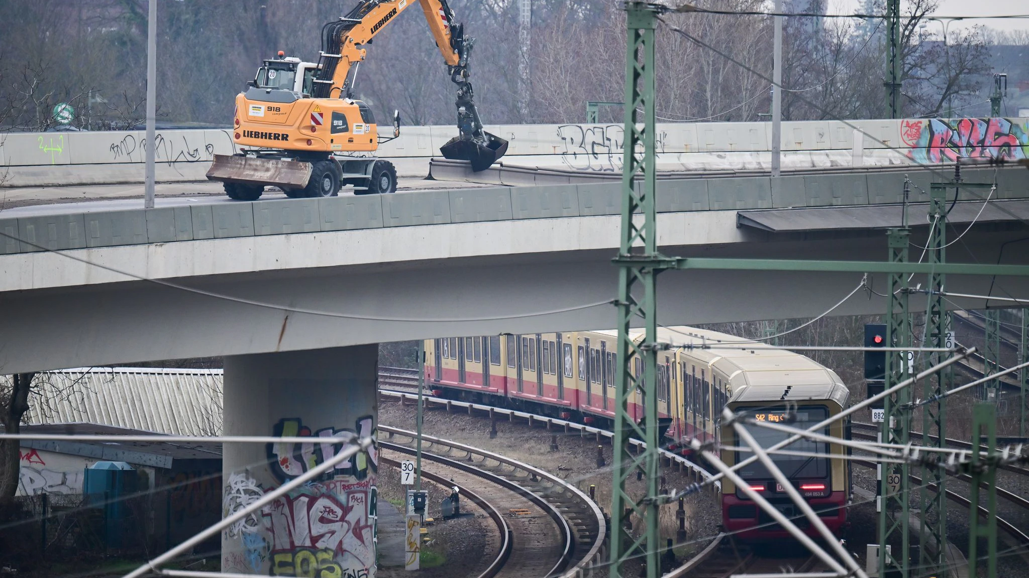Die Ringbahnbrücke der A100 im Westen Berlins ist aus Sicherheitsgründen in nördlicher Richtung voll gesperrt. Und auch die S-Bahn ist nun unterbrochen.