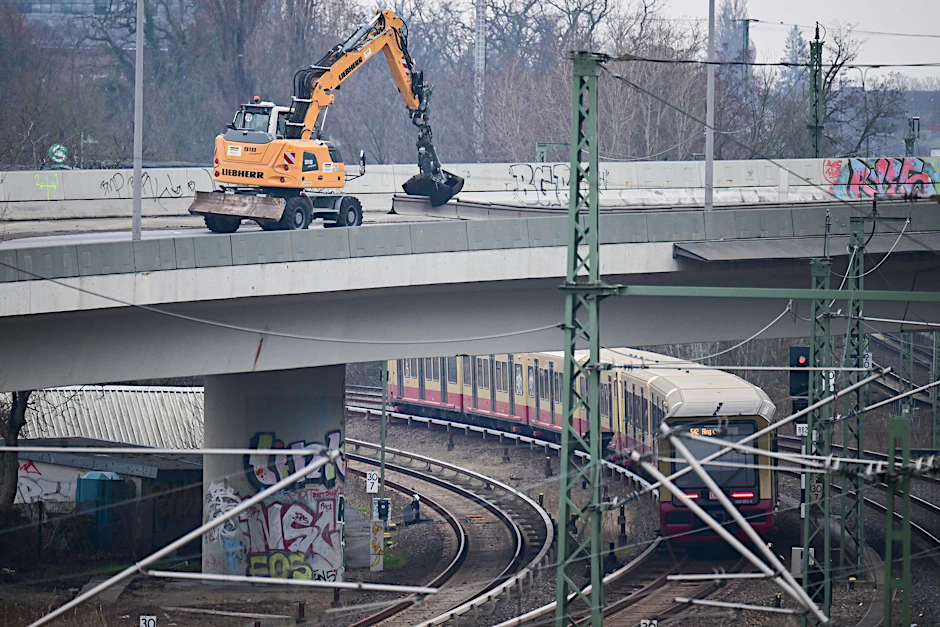 Die Ringbahnbrücke der A100 im Westen Berlins ist aus Sicherheitsgründen in nördlicher Richtung voll gesperrt.