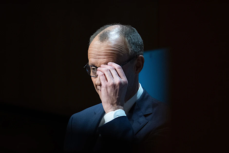 Friedrich Merz muss jetzt schon Federn lassen.