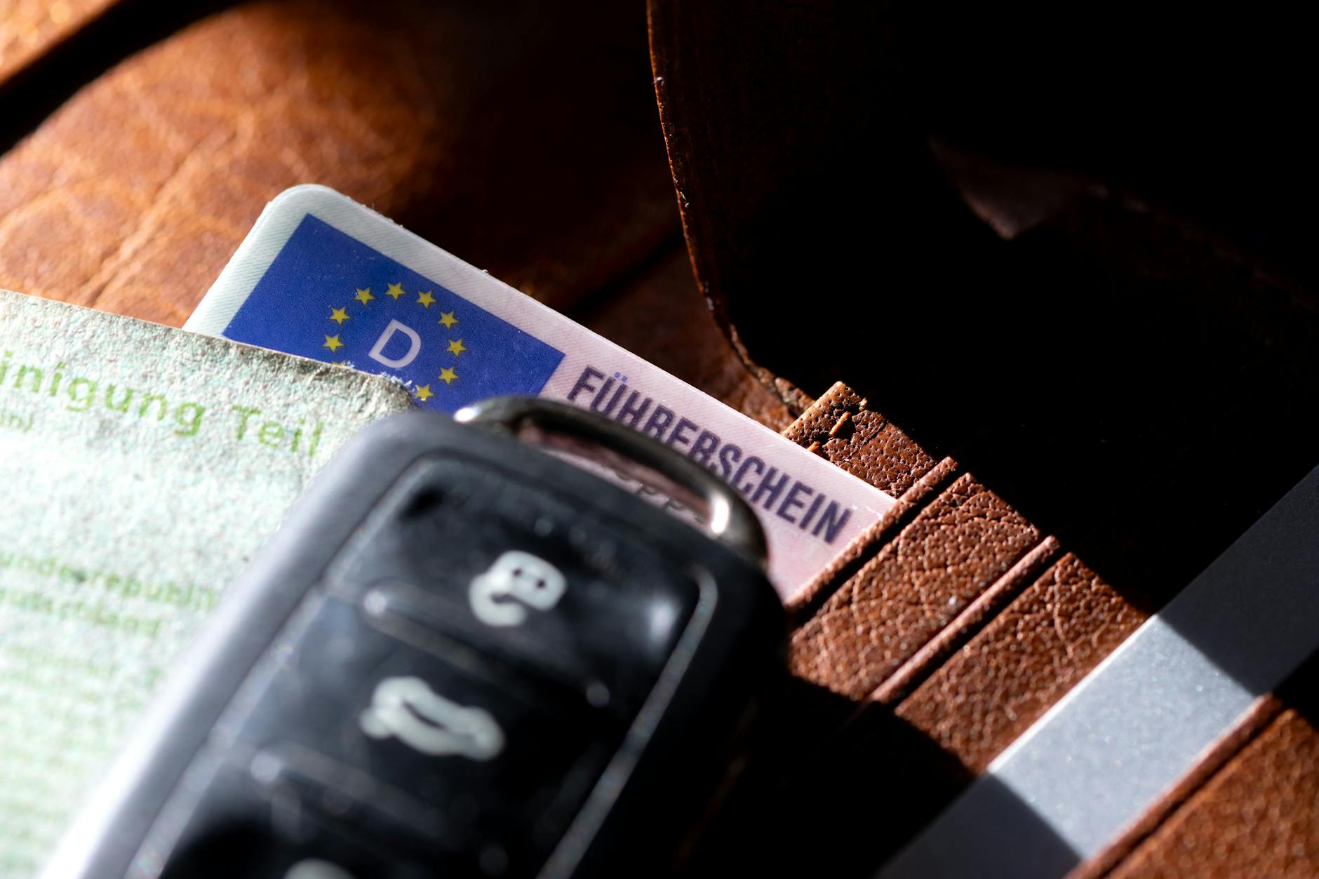 Wer in eine Kontrolle gerät, kann seine Fahrzeugpapiere künftig digital vorzeigen.