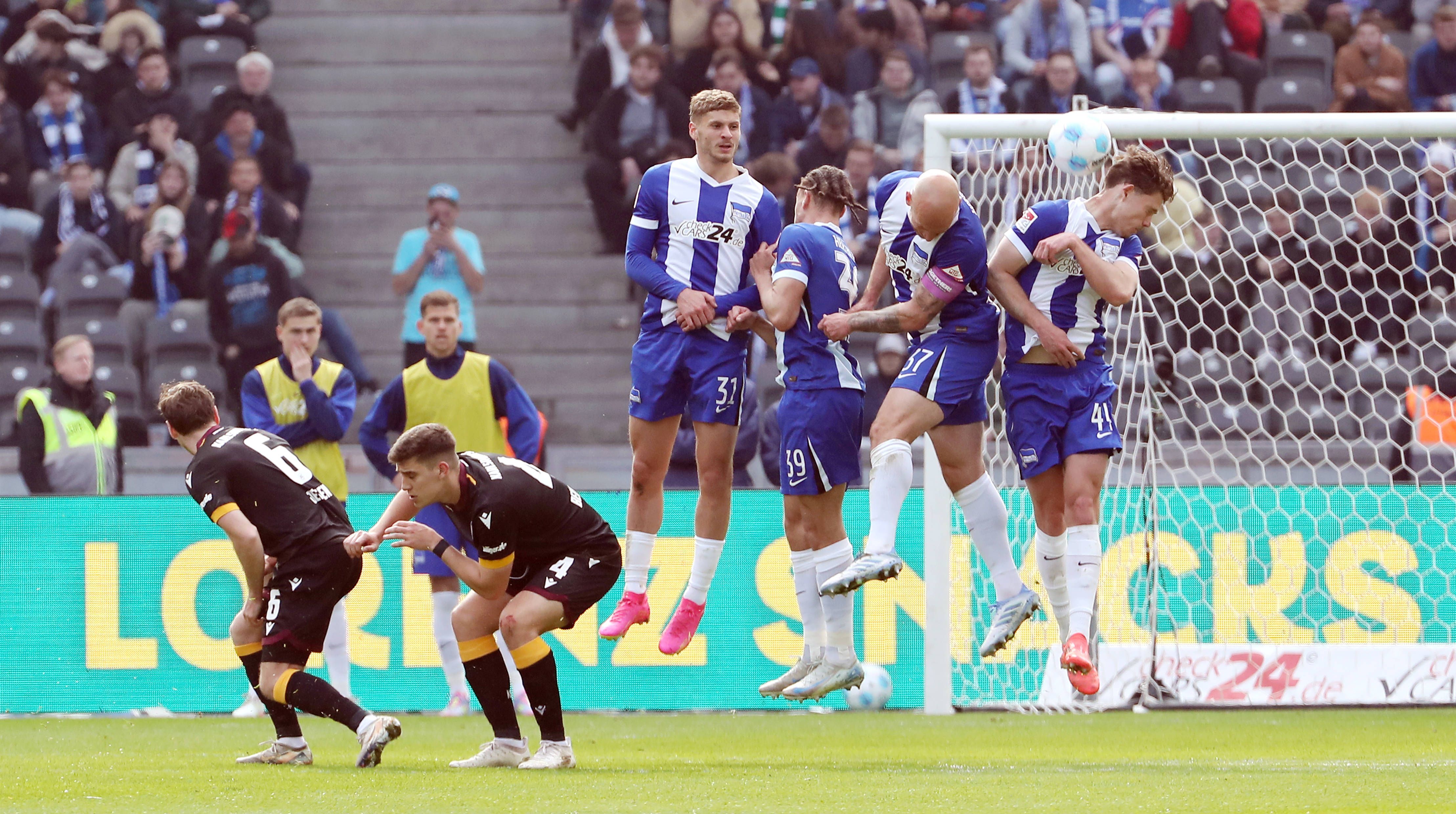 Hertha BSC: Bitter! Linus Gechter vom KSC-Kapitän K.o. geschossen