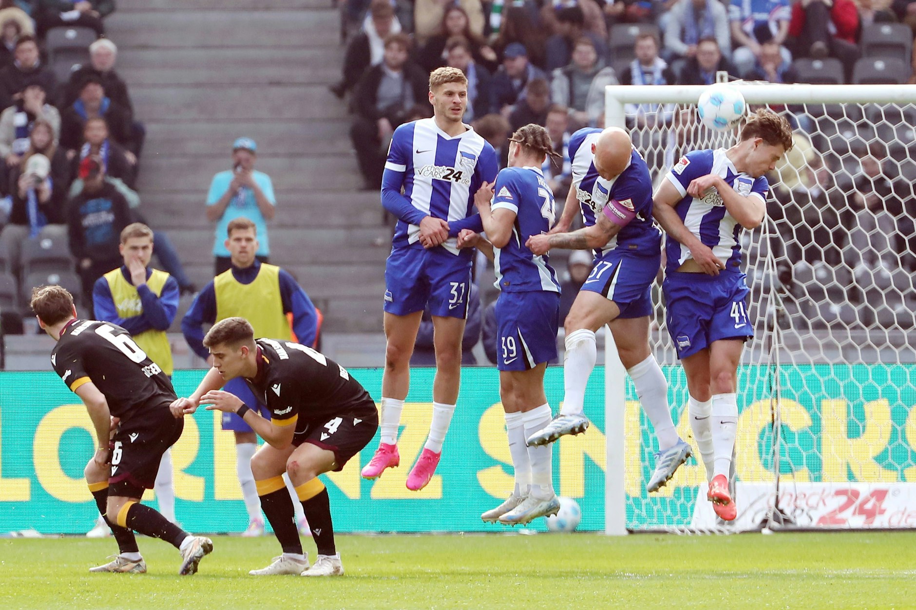 Millisekunden vor dem Kopftreffer! Der Schuss von Karlsruhes Kapitän Marvin Wanitzek traf Herthas Linus Gechter (r.) unglücklich am Hinterkopf.