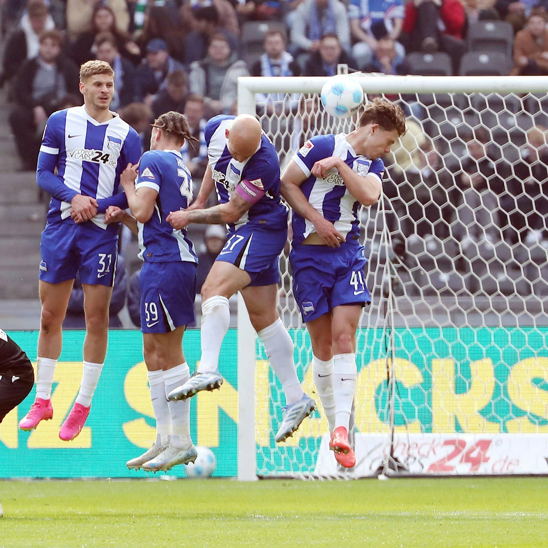 Hertha BSC: Bitter! Linus Gechter vom KSC-Kapitän K.o. geschossen