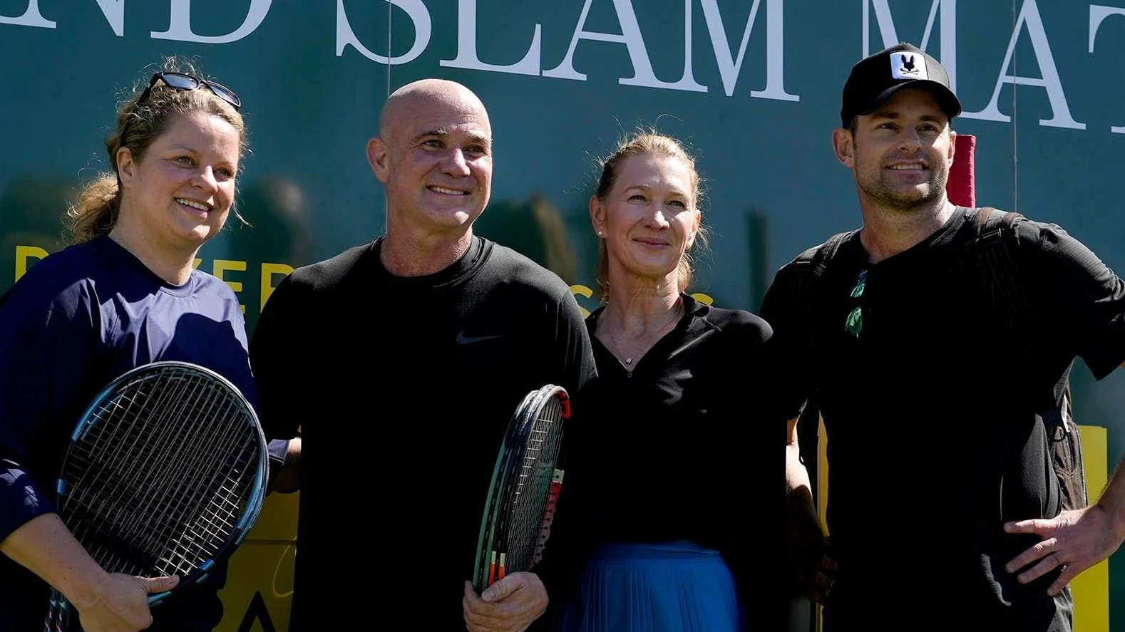 Die Alt-Stars machen noch immer was her auf dem Court: Kim Clijsters, Andre Agassi, Steffi Graf und Andy Roddick beim Show-Event in Palm Springs.