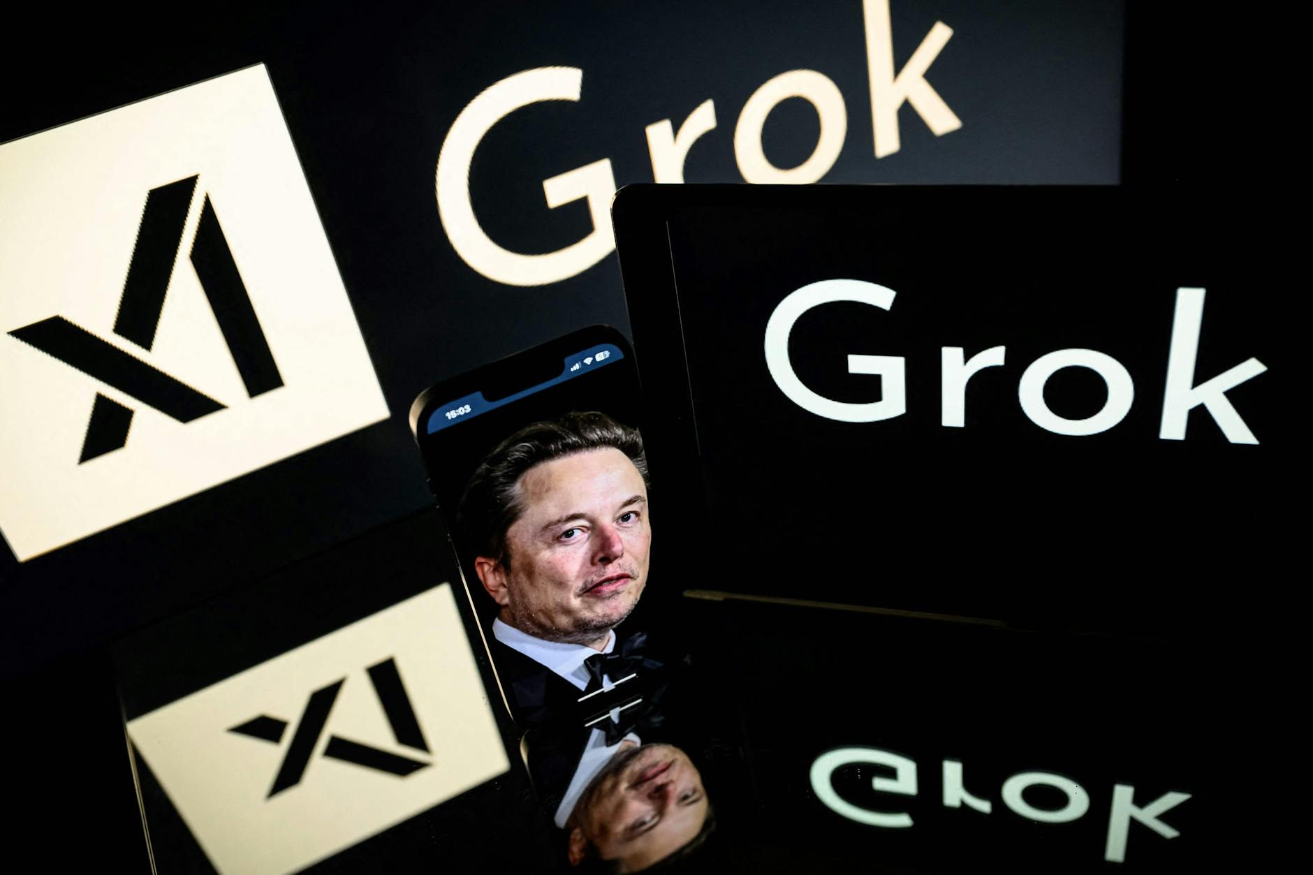 Diese Fotoillustration zeigt Bildschirme mit den Logos von xAI und Grok, einem von Elon Musks Unternehmen xAI entwickelten Chatbot mit generativer künstlicher Intelligenz.