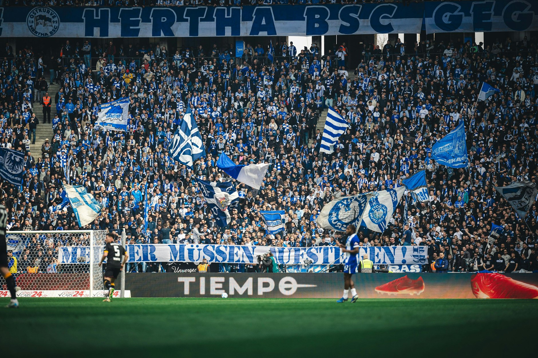 Herthas Fans sind die Champions. Trotz einer gruseligen Heimbilanz kommen sie immer wieder ins Olympiastadion.