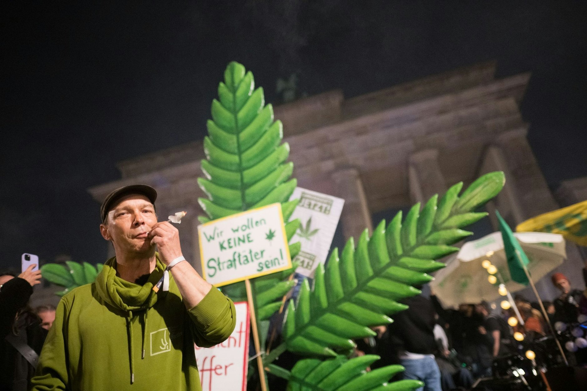 Mit angezündetem Joint haben zahlreiche Menschen die Legalisierung von Cannabis vor dem Brandenburger Tor in Berlin gefeiert. Mehrere hundert Personen versammelten sich in ausgelassener Stimmung, einige tanzten zu Reggae-Musik.
